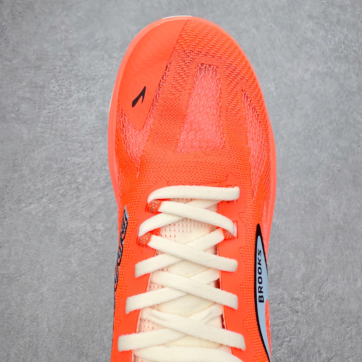 图片[4]-Brooks布鲁克斯 Hyperion Max 3 时尚舒适减震耐磨透气低帮跑步鞋 Brooks 四大跑鞋之一 百年品牌 跑鞋从外形上基本就能判断这是一款速度跑鞋 简洁干练的外形结构和极强的运动流线型看着非常有速度感 上脚的第一感觉是非常轻 美码9码的鞋单只206g不到 从个人偏好来说 200g左右的竞速鞋最具安全感 鞋面采用单层网布 很薄 前掌使用了大量开放式网眼 排气直接快速 透气性上乘 鞋舌也是轻量化设计 仅为一层麂皮 和脚背完美贴合 鞋舌中央有个防偏穿孔 从实际穿着来看 通常鞋舌都是外偏 如果是防偏穿孔位于中心 防偏效果其实并不十分有效 如果采用趋外侧的偏心设计更有效 鞋帮泡棉填充量不大 但非常紧凑 贴合舒适 包裹稳固 内置硬质TPU保证必要的稳定性 跑鞋中底采用的是DNA FLASH科技材料 DNA FLASH中底科技 是Brooks第一款将氮气注入中底的创新科技 主要原理是借助“超临界流体”发泡技术 将液态氮稳定的转化为气态氮 并使其均匀地形成无数紧密贴合的密闭式气囊结构 尺码：36 36.5 37.5 38 38.5 39 40 40.5 41 42 42.5 43 44 44.5 45-选品中心