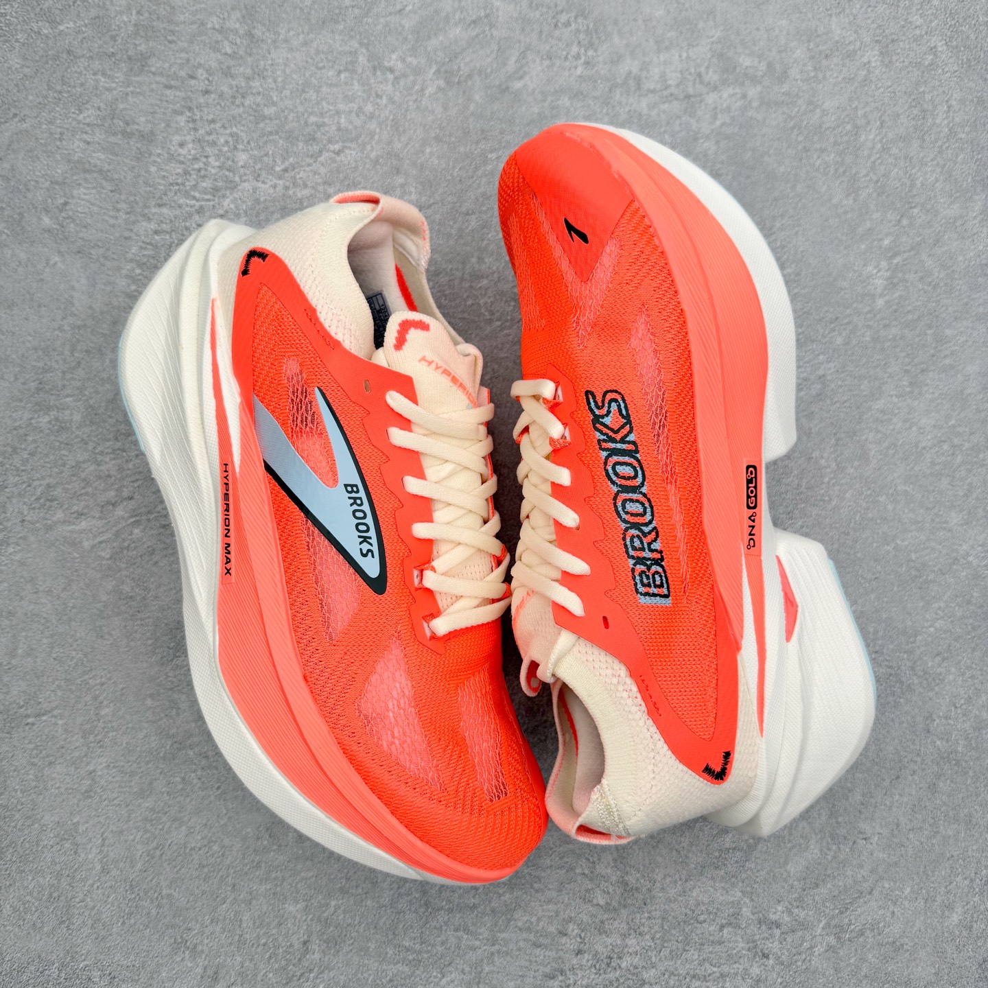 图片[3]-Brooks布鲁克斯 Hyperion Max 3 时尚舒适减震耐磨透气低帮跑步鞋 Brooks 四大跑鞋之一 百年品牌 跑鞋从外形上基本就能判断这是一款速度跑鞋 简洁干练的外形结构和极强的运动流线型看着非常有速度感 上脚的第一感觉是非常轻 美码9码的鞋单只206g不到 从个人偏好来说 200g左右的竞速鞋最具安全感 鞋面采用单层网布 很薄 前掌使用了大量开放式网眼 排气直接快速 透气性上乘 鞋舌也是轻量化设计 仅为一层麂皮 和脚背完美贴合 鞋舌中央有个防偏穿孔 从实际穿着来看 通常鞋舌都是外偏 如果是防偏穿孔位于中心 防偏效果其实并不十分有效 如果采用趋外侧的偏心设计更有效 鞋帮泡棉填充量不大 但非常紧凑 贴合舒适 包裹稳固 内置硬质TPU保证必要的稳定性 跑鞋中底采用的是DNA FLASH科技材料 DNA FLASH中底科技 是Brooks第一款将氮气注入中底的创新科技 主要原理是借助“超临界流体”发泡技术 将液态氮稳定的转化为气态氮 并使其均匀地形成无数紧密贴合的密闭式气囊结构 尺码：36 36.5 37.5 38 38.5 39 40 40.5 41 42 42.5 43 44 44.5 45-选品中心