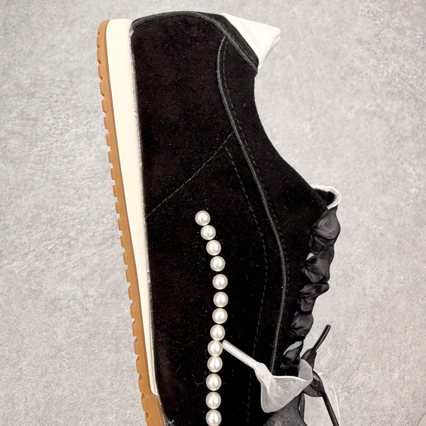 图片[6]-Alo yoga Sunset 舒适生活休闲鞋 男女同款 品牌故事Alo Yoga于2007年创立于洛杉矶，意在传播有意识的运动，同时激发人们的健康识与创造力。品牌的核心理念在于制作能够带来完美体验的瑜伽服饰与功能性单品，让有意识的运动融入并改变生活。Alo Yoga将其设计延伸到日常服饰概念，坚持不懈地捕捉当代时尚潮流，将品牌的运动美学理念、精致前卫的设计与舒适功能面料完美结合。与此同时，Alo Yoga的设计受到了时尚界人士与名人们的追捧，Talor Swift、Kendall Jenner等街拍照片中都曾出现品牌不同单品的身影。实拍调校N版已经零色差零失真 百分百还原实物色彩所见即所得 不存在货不对板色差等低级问题 选购参考实物拍摄 不混卖不参货 只用心做好货严格选品 承诺混一赔十 尺码：36 36.5 37.5 38 38.5 39 40 40.5 41 42 42.5 43 44 44.5 45-选品中心