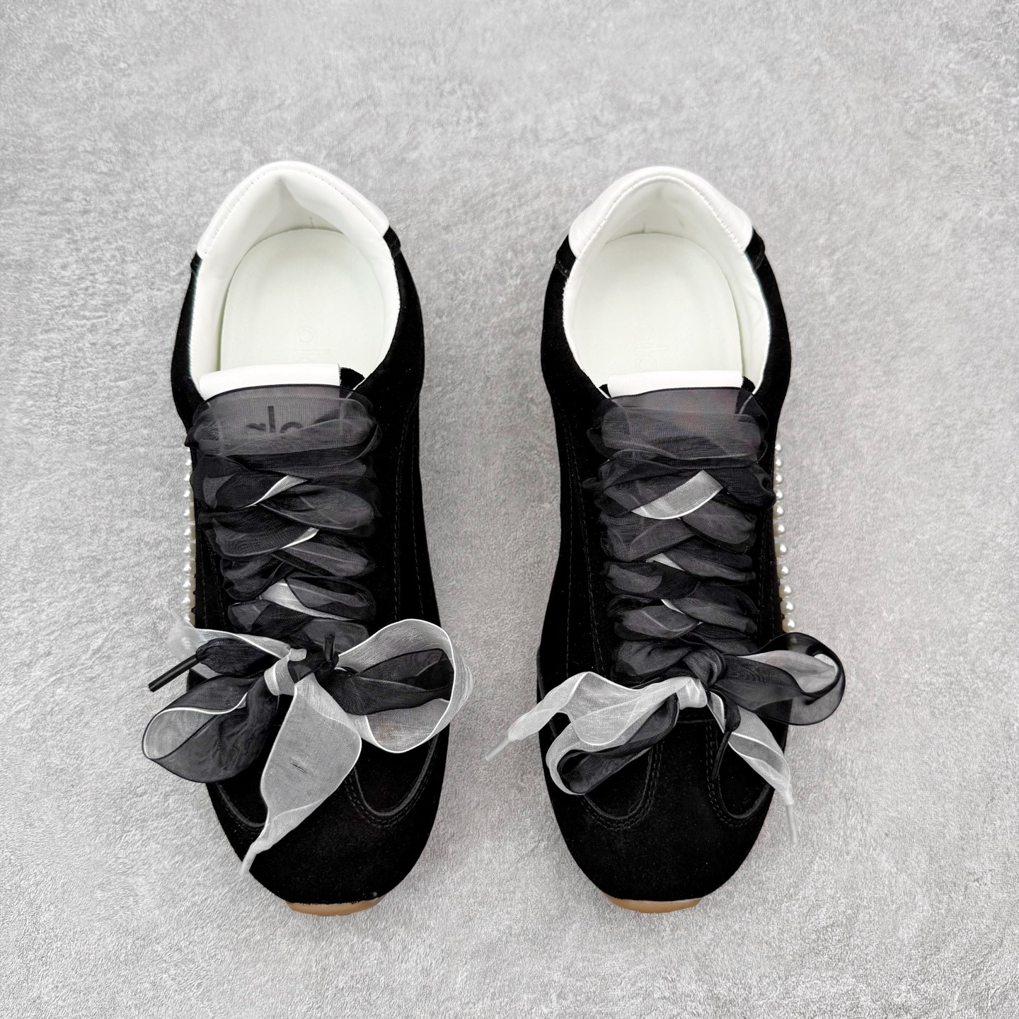 图片[2]-Alo yoga Sunset 舒适生活休闲鞋 男女同款 品牌故事Alo Yoga于2007年创立于洛杉矶，意在传播有意识的运动，同时激发人们的健康识与创造力。品牌的核心理念在于制作能够带来完美体验的瑜伽服饰与功能性单品，让有意识的运动融入并改变生活。Alo Yoga将其设计延伸到日常服饰概念，坚持不懈地捕捉当代时尚潮流，将品牌的运动美学理念、精致前卫的设计与舒适功能面料完美结合。与此同时，Alo Yoga的设计受到了时尚界人士与名人们的追捧，Talor Swift、Kendall Jenner等街拍照片中都曾出现品牌不同单品的身影。实拍调校N版已经零色差零失真 百分百还原实物色彩所见即所得 不存在货不对板色差等低级问题 选购参考实物拍摄 不混卖不参货 只用心做好货严格选品 承诺混一赔十 尺码：36 36.5 37.5 38 38.5 39 40 40.5 41 42 42.5 43 44 44.5 45-选品中心