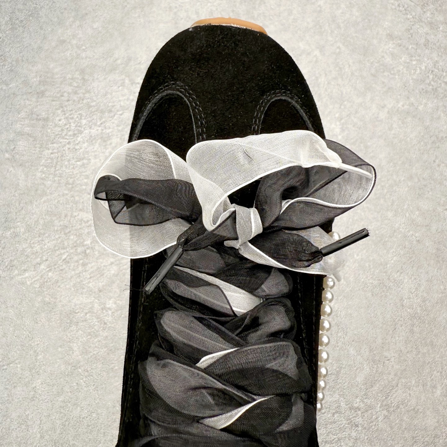 图片[4]-Alo yoga Sunset 舒适生活休闲鞋 男女同款 品牌故事Alo Yoga于2007年创立于洛杉矶，意在传播有意识的运动，同时激发人们的健康识与创造力。品牌的核心理念在于制作能够带来完美体验的瑜伽服饰与功能性单品，让有意识的运动融入并改变生活。Alo Yoga将其设计延伸到日常服饰概念，坚持不懈地捕捉当代时尚潮流，将品牌的运动美学理念、精致前卫的设计与舒适功能面料完美结合。与此同时，Alo Yoga的设计受到了时尚界人士与名人们的追捧，Talor Swift、Kendall Jenner等街拍照片中都曾出现品牌不同单品的身影。实拍调校N版已经零色差零失真 百分百还原实物色彩所见即所得 不存在货不对板色差等低级问题 选购参考实物拍摄 不混卖不参货 只用心做好货严格选品 承诺混一赔十 尺码：36 36.5 37.5 38 38.5 39 40 40.5 41 42 42.5 43 44 44.5 45-选品中心