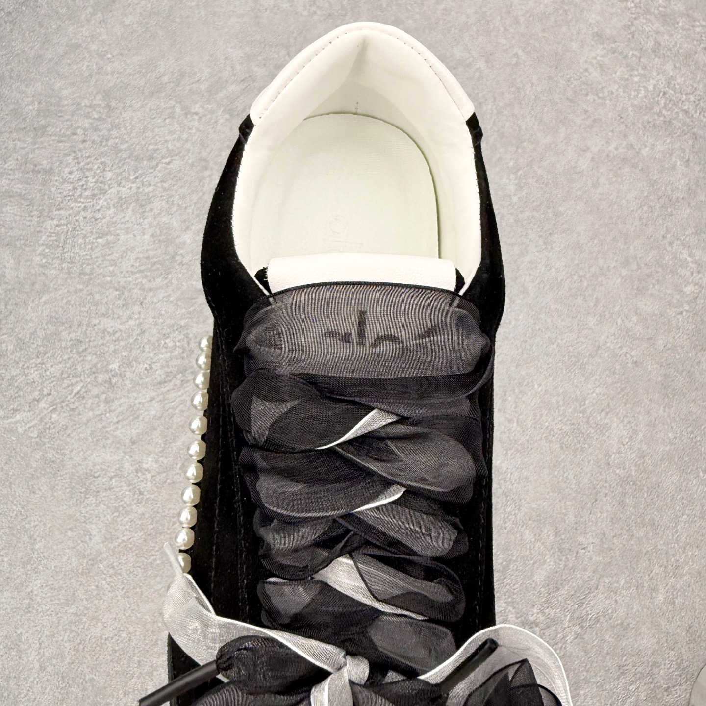 图片[5]-Alo yoga Sunset 舒适生活休闲鞋 男女同款 品牌故事Alo Yoga于2007年创立于洛杉矶，意在传播有意识的运动，同时激发人们的健康识与创造力。品牌的核心理念在于制作能够带来完美体验的瑜伽服饰与功能性单品，让有意识的运动融入并改变生活。Alo Yoga将其设计延伸到日常服饰概念，坚持不懈地捕捉当代时尚潮流，将品牌的运动美学理念、精致前卫的设计与舒适功能面料完美结合。与此同时，Alo Yoga的设计受到了时尚界人士与名人们的追捧，Talor Swift、Kendall Jenner等街拍照片中都曾出现品牌不同单品的身影。实拍调校N版已经零色差零失真 百分百还原实物色彩所见即所得 不存在货不对板色差等低级问题 选购参考实物拍摄 不混卖不参货 只用心做好货严格选品 承诺混一赔十 尺码：36 36.5 37.5 38 38.5 39 40 40.5 41 42 42.5 43 44 44.5 45-选品中心