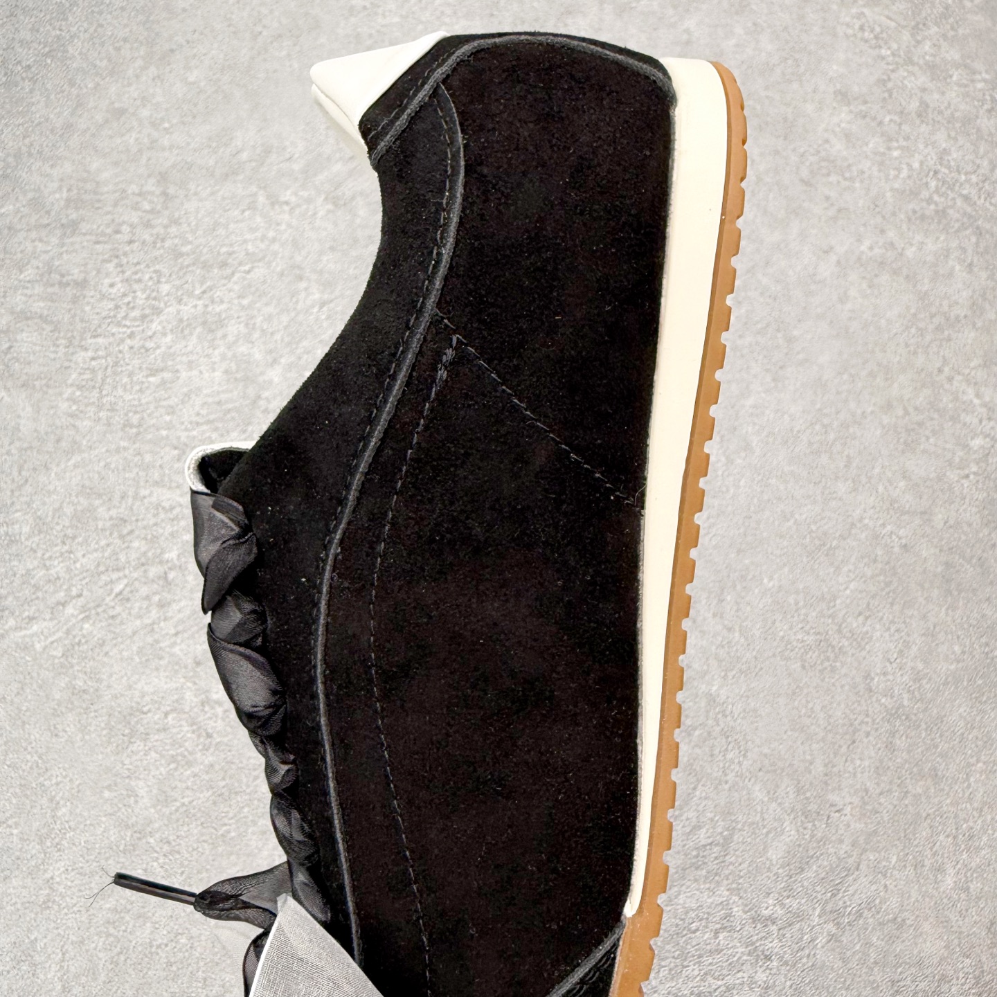 图片[7]-Alo yoga Sunset 舒适生活休闲鞋 男女同款 品牌故事Alo Yoga于2007年创立于洛杉矶，意在传播有意识的运动，同时激发人们的健康识与创造力。品牌的核心理念在于制作能够带来完美体验的瑜伽服饰与功能性单品，让有意识的运动融入并改变生活。Alo Yoga将其设计延伸到日常服饰概念，坚持不懈地捕捉当代时尚潮流，将品牌的运动美学理念、精致前卫的设计与舒适功能面料完美结合。与此同时，Alo Yoga的设计受到了时尚界人士与名人们的追捧，Talor Swift、Kendall Jenner等街拍照片中都曾出现品牌不同单品的身影。实拍调校N版已经零色差零失真 百分百还原实物色彩所见即所得 不存在货不对板色差等低级问题 选购参考实物拍摄 不混卖不参货 只用心做好货严格选品 承诺混一赔十 尺码：36 36.5 37.5 38 38.5 39 40 40.5 41 42 42.5 43 44 44.5 45-选品中心