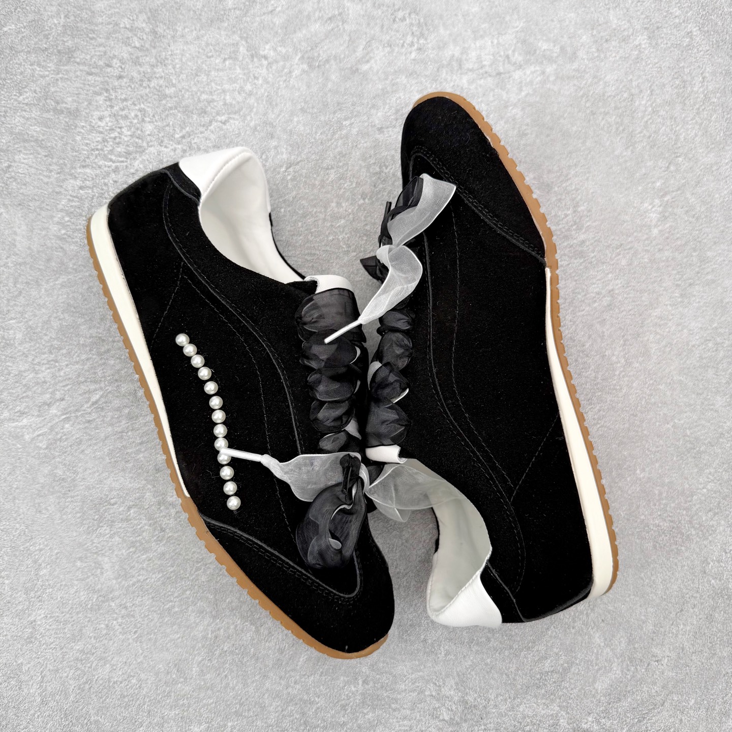 图片[3]-Alo yoga Sunset 舒适生活休闲鞋 男女同款 品牌故事Alo Yoga于2007年创立于洛杉矶，意在传播有意识的运动，同时激发人们的健康识与创造力。品牌的核心理念在于制作能够带来完美体验的瑜伽服饰与功能性单品，让有意识的运动融入并改变生活。Alo Yoga将其设计延伸到日常服饰概念，坚持不懈地捕捉当代时尚潮流，将品牌的运动美学理念、精致前卫的设计与舒适功能面料完美结合。与此同时，Alo Yoga的设计受到了时尚界人士与名人们的追捧，Talor Swift、Kendall Jenner等街拍照片中都曾出现品牌不同单品的身影。实拍调校N版已经零色差零失真 百分百还原实物色彩所见即所得 不存在货不对板色差等低级问题 选购参考实物拍摄 不混卖不参货 只用心做好货严格选品 承诺混一赔十 尺码：36 36.5 37.5 38 38.5 39 40 40.5 41 42 42.5 43 44 44.5 45-选品中心