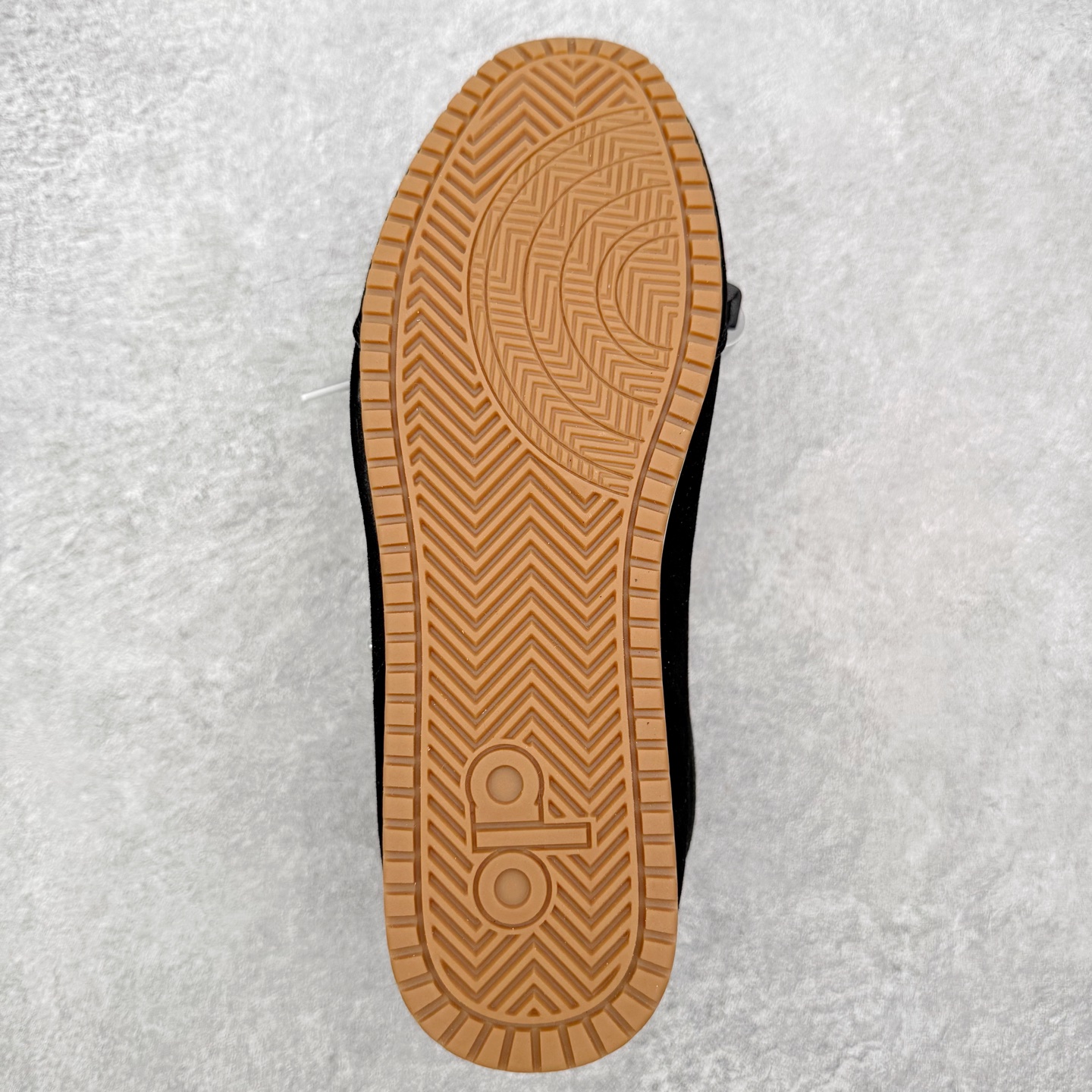 图片[9]-Alo yoga Sunset 舒适生活休闲鞋 男女同款 品牌故事Alo Yoga于2007年创立于洛杉矶，意在传播有意识的运动，同时激发人们的健康识与创造力。品牌的核心理念在于制作能够带来完美体验的瑜伽服饰与功能性单品，让有意识的运动融入并改变生活。Alo Yoga将其设计延伸到日常服饰概念，坚持不懈地捕捉当代时尚潮流，将品牌的运动美学理念、精致前卫的设计与舒适功能面料完美结合。与此同时，Alo Yoga的设计受到了时尚界人士与名人们的追捧，Talor Swift、Kendall Jenner等街拍照片中都曾出现品牌不同单品的身影。实拍调校N版已经零色差零失真 百分百还原实物色彩所见即所得 不存在货不对板色差等低级问题 选购参考实物拍摄 不混卖不参货 只用心做好货严格选品 承诺混一赔十 尺码：36 36.5 37.5 38 38.5 39 40 40.5 41 42 42.5 43 44 44.5 45-选品中心