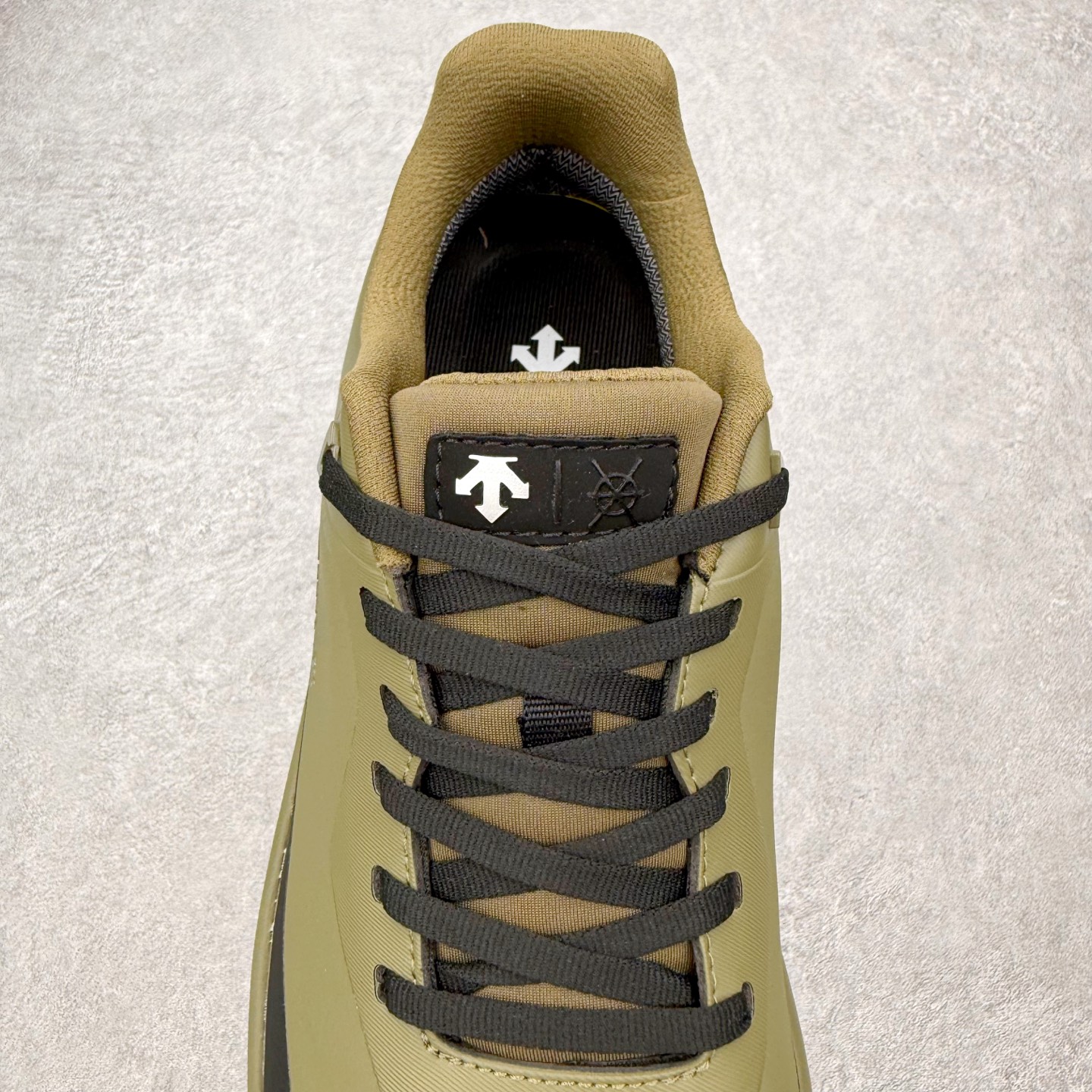 图片[5]-DESCENTE Dualis Dulis Wire Wp 运动低帮生活休闲鞋 DESCENTE（迪桑特）创立于1935年，品牌名取自法语词汇，意为“滑降”。品牌箭头标识代表滑雪的三种技术“高速直线滑行”、“穿越”和“侧滑”，也寓意品牌在打造高端专业运动产品中不断追求完美的创新精神，致力于成为中国高端专业滑雪、综训、女子、铁人三项、高尔夫的第一品牌。尺码：39 40 41 42 43 44 45-选品中心