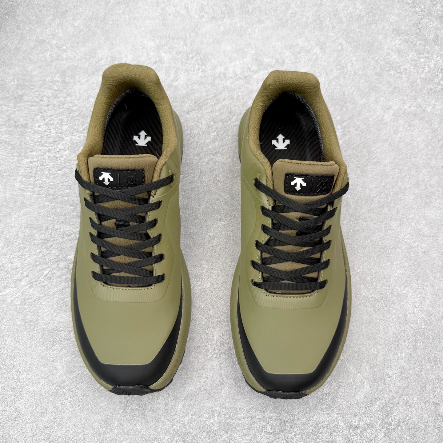 图片[2]-DESCENTE Dualis Dulis Wire Wp 运动低帮生活休闲鞋 DESCENTE（迪桑特）创立于1935年，品牌名取自法语词汇，意为“滑降”。品牌箭头标识代表滑雪的三种技术“高速直线滑行”、“穿越”和“侧滑”，也寓意品牌在打造高端专业运动产品中不断追求完美的创新精神，致力于成为中国高端专业滑雪、综训、女子、铁人三项、高尔夫的第一品牌。尺码：39 40 41 42 43 44 45-选品中心