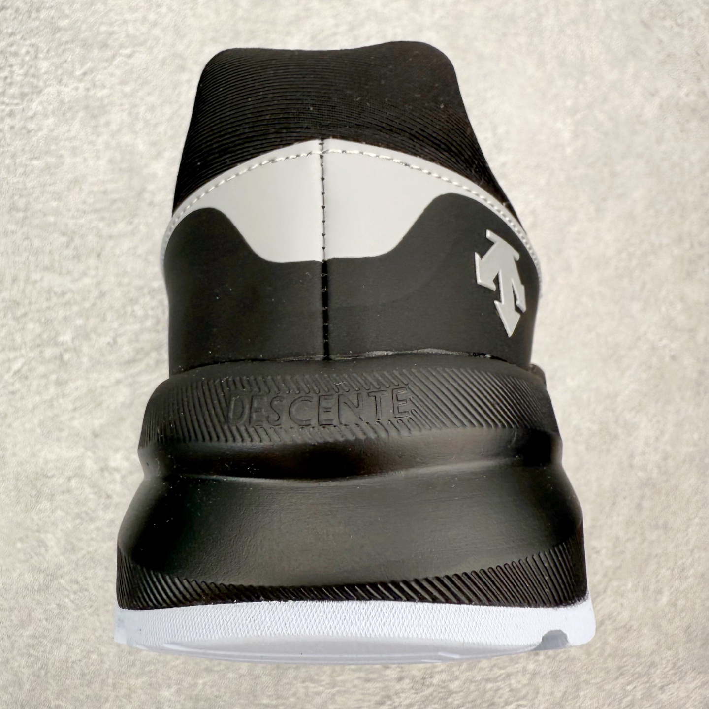 图片[8]-DESCENTE Dualis Dulis Wire Wp 运动低帮生活休闲鞋 DESCENTE（迪桑特）创立于1935年，品牌名取自法语词汇，意为“滑降”。品牌箭头标识代表滑雪的三种技术“高速直线滑行”、“穿越”和“侧滑”，也寓意品牌在打造高端专业运动产品中不断追求完美的创新精神，致力于成为中国高端专业滑雪、综训、女子、铁人三项、高尔夫的第一品牌。尺码：39 40 41 42 43 44 45-选品中心