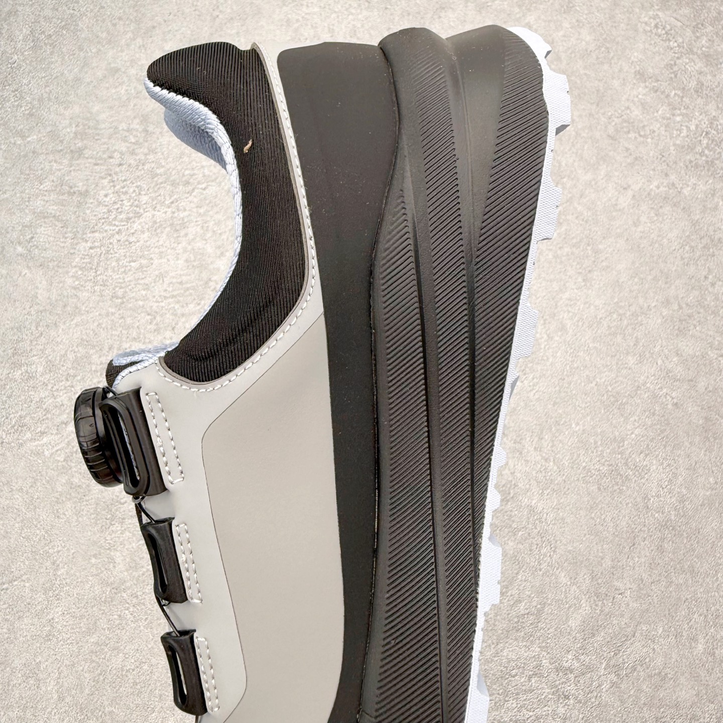 图片[7]-DESCENTE Dualis Dulis Wire Wp 运动低帮生活休闲鞋 DESCENTE（迪桑特）创立于1935年，品牌名取自法语词汇，意为“滑降”。品牌箭头标识代表滑雪的三种技术“高速直线滑行”、“穿越”和“侧滑”，也寓意品牌在打造高端专业运动产品中不断追求完美的创新精神，致力于成为中国高端专业滑雪、综训、女子、铁人三项、高尔夫的第一品牌。尺码：39 40 41 42 43 44 45-选品中心