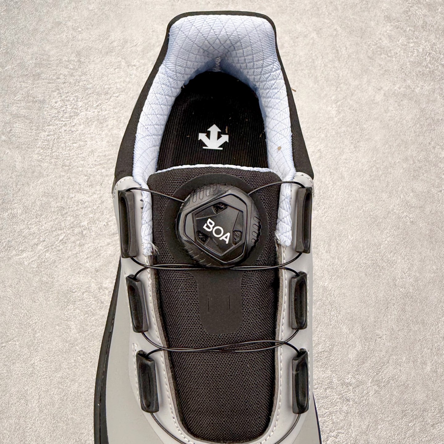 图片[5]-DESCENTE Dualis Dulis Wire Wp 运动低帮生活休闲鞋 DESCENTE（迪桑特）创立于1935年，品牌名取自法语词汇，意为“滑降”。品牌箭头标识代表滑雪的三种技术“高速直线滑行”、“穿越”和“侧滑”，也寓意品牌在打造高端专业运动产品中不断追求完美的创新精神，致力于成为中国高端专业滑雪、综训、女子、铁人三项、高尔夫的第一品牌。尺码：39 40 41 42 43 44 45-选品中心