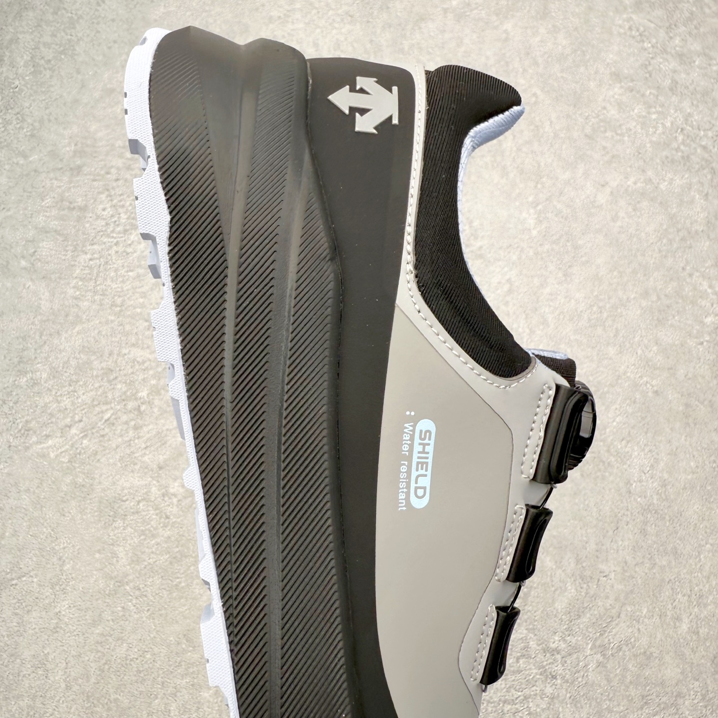 图片[6]-DESCENTE Dualis Dulis Wire Wp 运动低帮生活休闲鞋 DESCENTE（迪桑特）创立于1935年，品牌名取自法语词汇，意为“滑降”。品牌箭头标识代表滑雪的三种技术“高速直线滑行”、“穿越”和“侧滑”，也寓意品牌在打造高端专业运动产品中不断追求完美的创新精神，致力于成为中国高端专业滑雪、综训、女子、铁人三项、高尔夫的第一品牌。尺码：39 40 41 42 43 44 45-选品中心