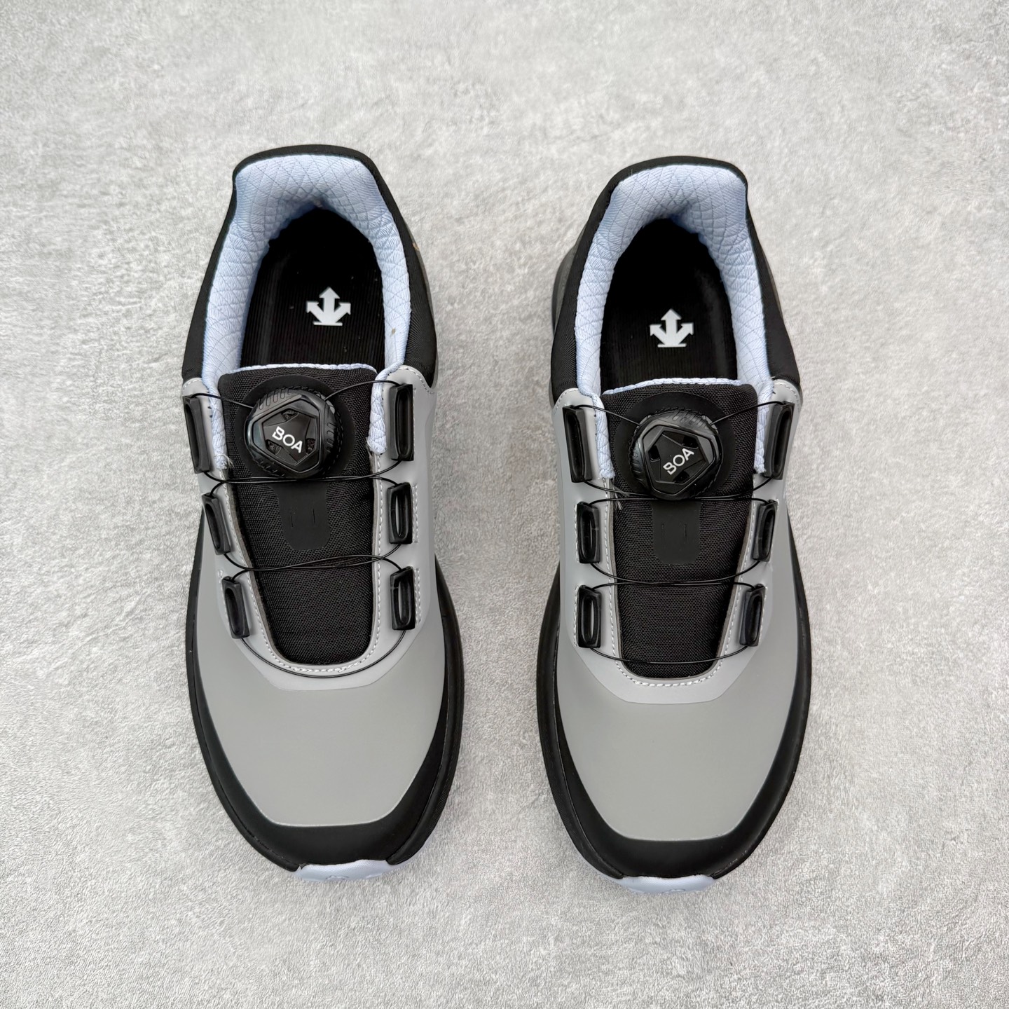 图片[2]-DESCENTE Dualis Dulis Wire Wp 运动低帮生活休闲鞋 DESCENTE（迪桑特）创立于1935年，品牌名取自法语词汇，意为“滑降”。品牌箭头标识代表滑雪的三种技术“高速直线滑行”、“穿越”和“侧滑”，也寓意品牌在打造高端专业运动产品中不断追求完美的创新精神，致力于成为中国高端专业滑雪、综训、女子、铁人三项、高尔夫的第一品牌。尺码：39 40 41 42 43 44 45-选品中心