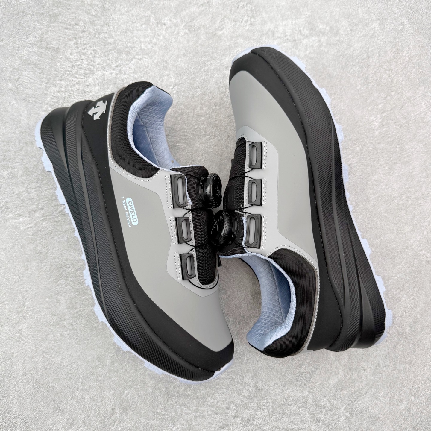 图片[3]-DESCENTE Dualis Dulis Wire Wp 运动低帮生活休闲鞋 DESCENTE（迪桑特）创立于1935年，品牌名取自法语词汇，意为“滑降”。品牌箭头标识代表滑雪的三种技术“高速直线滑行”、“穿越”和“侧滑”，也寓意品牌在打造高端专业运动产品中不断追求完美的创新精神，致力于成为中国高端专业滑雪、综训、女子、铁人三项、高尔夫的第一品牌。尺码：39 40 41 42 43 44 45-选品中心