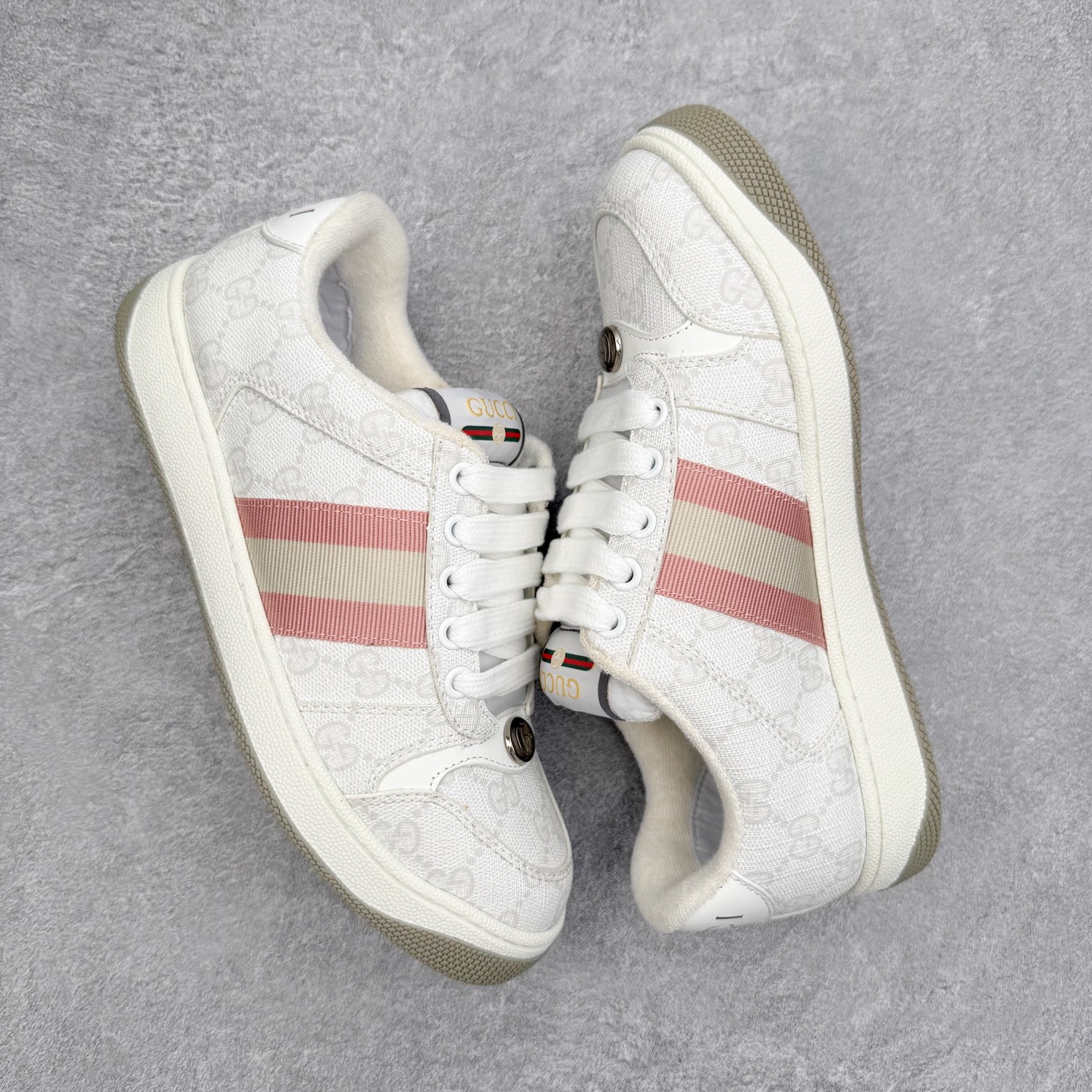 图片[3]-＃纯原福利 Gucci 古驰 Screener 运动休闲时装奢侈品系列 GG珐琅扣 擦脏做旧小脏鞋 高端零售海淘商家混卖版本 东莞纯原品质 原鞋对照工艺生产 原厂一致色泽度玛瑙珐琅GG扣 原版一致鞋舌鞋带处擦脏工艺 全套原版包装外盒配件 意大利进口磨砂头层牛皮 后跟原版一致哑光丝印烫金字体 全网独家复刻细节 ）同源出厂真丝绸防尘鞋套袋 原装雪梨形超软沙绒纸团，工艺无缝细空胶技术，原版一致私模开发大底 尺码：35 36 37 38 39 40 41 42 43 44 45-选品中心