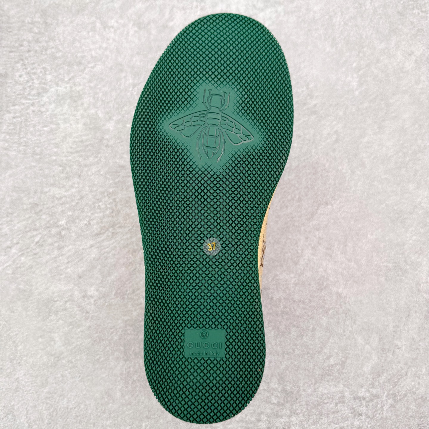 图片[9]-＃纯原福利 Gucci 古驰 Screener 运动休闲时装奢侈品系列 GG珐琅扣 擦脏做旧小脏鞋 高端零售海淘商家混卖版本 东莞纯原品质 原鞋对照工艺生产 原厂一致色泽度玛瑙珐琅GG扣 原版一致鞋舌鞋带处擦脏工艺 全套原版包装外盒配件 意大利进口磨砂头层牛皮 后跟原版一致哑光丝印烫金字体 全网独家复刻细节 ）同源出厂真丝绸防尘鞋套袋 原装雪梨形超软沙绒纸团，工艺无缝细空胶技术，原版一致私模开发大底 尺码：35 36 37 38 39 40 41 42 43 44 45-选品中心