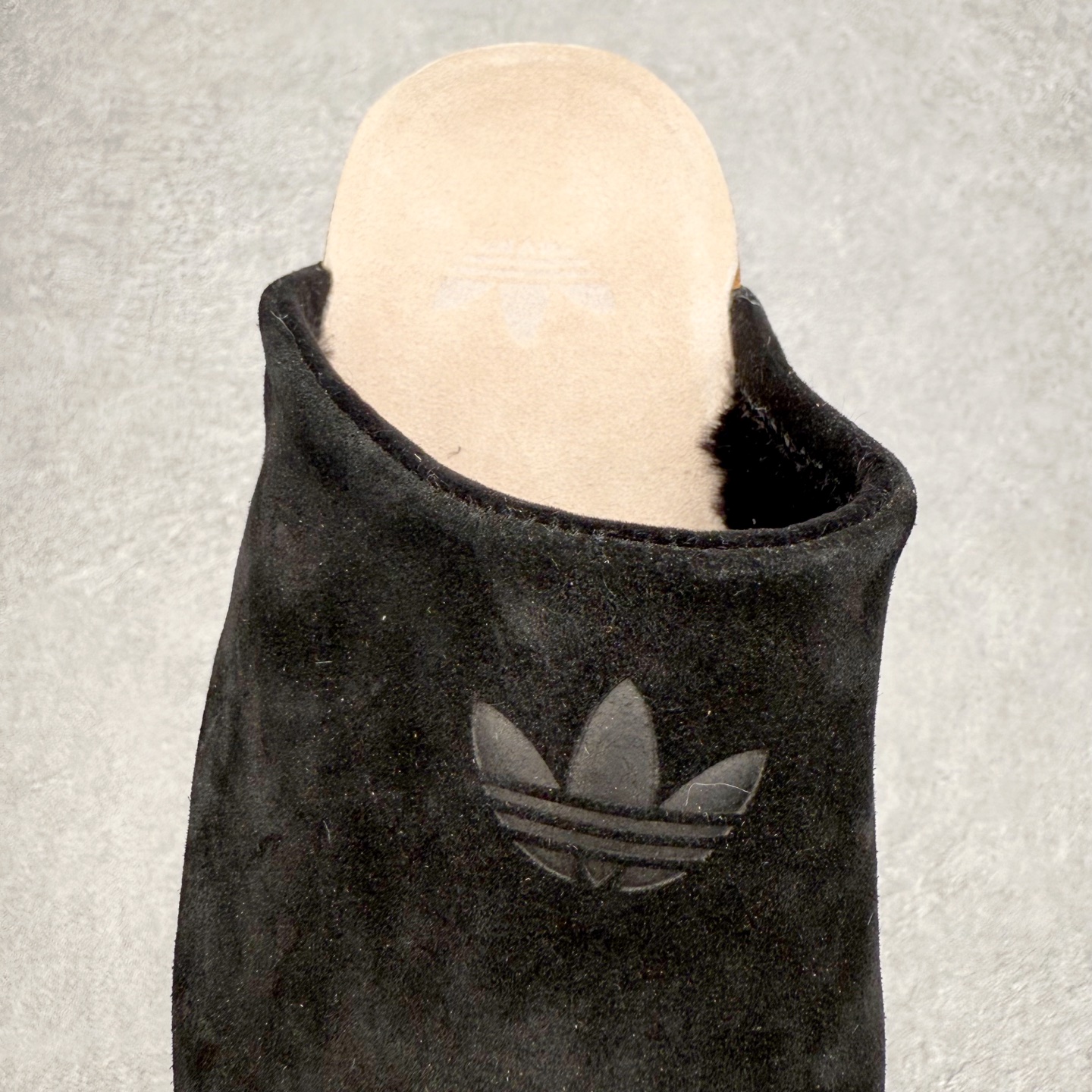 图片[5]-AD Originals Adimule 舒适百搭防磨包头拖鞋 男女同款 实拍调校N版已经零色差零失真 百分百还原实物色彩所见即所得 不存在货不对板色差等低级问题 选购参考实物拍摄 不混卖不参货 只用心做好货严格选品 承诺混一赔十 尺码：36 36.5 37.5 38 38.5 39 40 40.5 41 42 42.5 43 44 44.5 45-选品中心