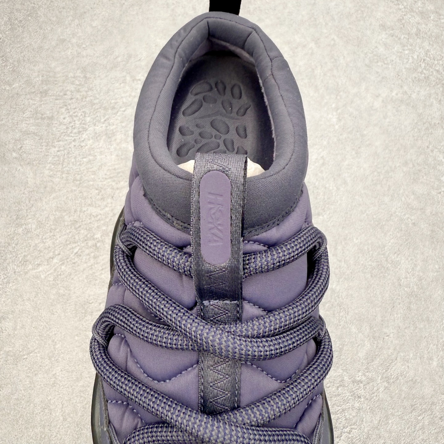 图片[5]-HOKA ONE ONE Ora Primo 舒适防滑低帮生活休闲鞋 虽然是以一脚蹬作为设计理念 但完全不会出现不跟脚的情况 可以看到带有一部分后跟 做到不束缚同时可以有效防止掉跟 厚度可观的鞋垫上带有凸起的纹理 上脚不会有异物感并防止打滑 鞋底搭载滚动平衡技术 为玩家提供缓震支持与舒适脚感 尺码：36 36.5 37.5 38 38.5 39 40 40.5 41 42 42.5 43 44 44.5 45 46 47-选品中心