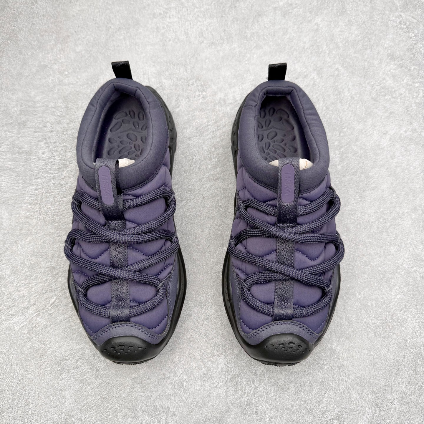 图片[2]-HOKA ONE ONE Ora Primo 舒适防滑低帮生活休闲鞋 虽然是以一脚蹬作为设计理念 但完全不会出现不跟脚的情况 可以看到带有一部分后跟 做到不束缚同时可以有效防止掉跟 厚度可观的鞋垫上带有凸起的纹理 上脚不会有异物感并防止打滑 鞋底搭载滚动平衡技术 为玩家提供缓震支持与舒适脚感 尺码：36 36.5 37.5 38 38.5 39 40 40.5 41 42 42.5 43 44 44.5 45 46 47-选品中心