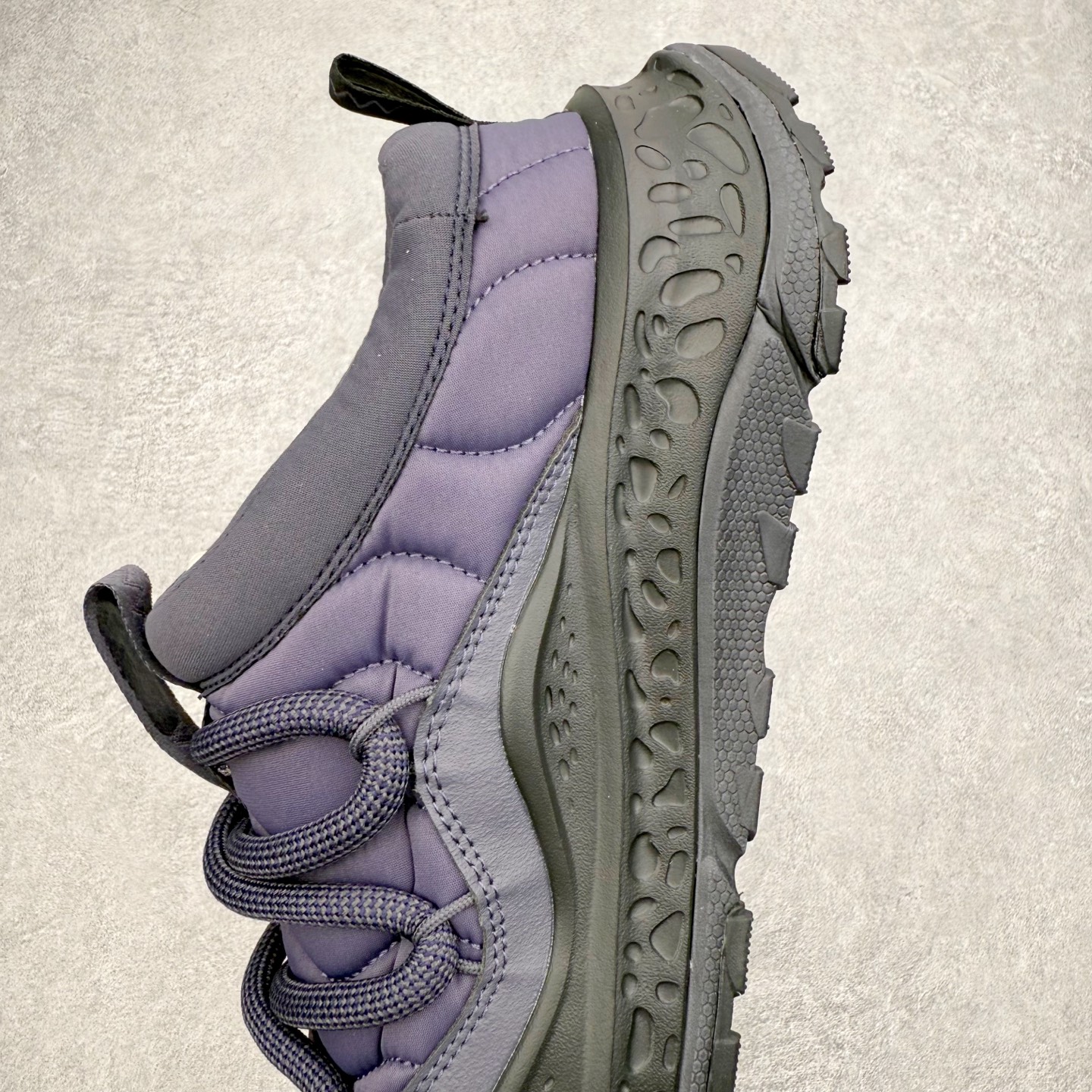 图片[7]-HOKA ONE ONE Ora Primo 舒适防滑低帮生活休闲鞋 虽然是以一脚蹬作为设计理念 但完全不会出现不跟脚的情况 可以看到带有一部分后跟 做到不束缚同时可以有效防止掉跟 厚度可观的鞋垫上带有凸起的纹理 上脚不会有异物感并防止打滑 鞋底搭载滚动平衡技术 为玩家提供缓震支持与舒适脚感 尺码：36 36.5 37.5 38 38.5 39 40 40.5 41 42 42.5 43 44 44.5 45 46 47-选品中心