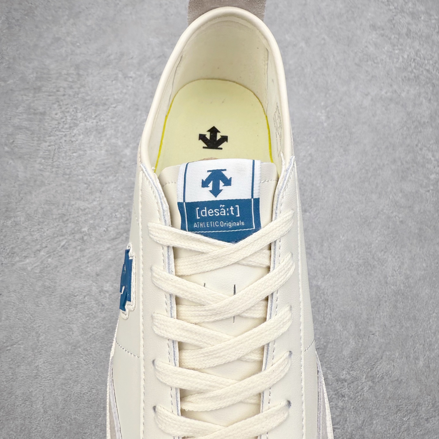 图片[5]-DESCENTE Chron 迪桑特复古拼接 舒适百搭 耐磨低帮生活休闲鞋 是一款集复古与现代于一体的低帮跑步鞋 简洁的牛皮鞋面不仅彰显出时尚的质感 还适用于多种场合的穿搭 这款鞋子的透气性能极佳 轻质弹性鞋底则提供了良好的舒适度和耐磨性 使你在行走或跑步时都能感受到脚底的柔软与支撑 尺码：36 36.5 37.5 38 38.5 39 40 40.5 41 42 42.5 43 44 44.5 45-选品中心