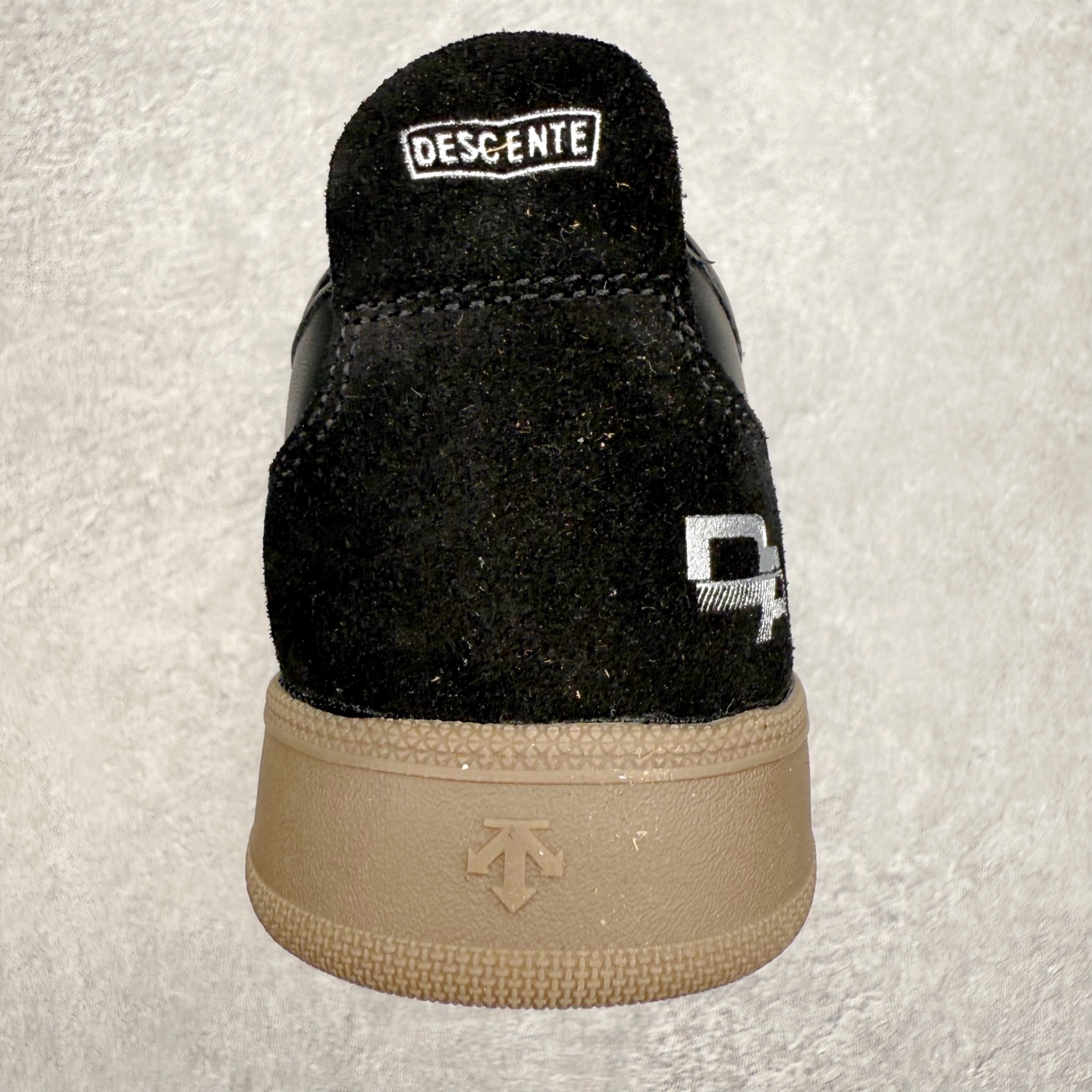 图片[8]-DESCENTE Chron 迪桑特复古拼接 舒适百搭 耐磨低帮生活休闲鞋 是一款集复古与现代于一体的低帮跑步鞋 简洁的牛皮鞋面不仅彰显出时尚的质感 还适用于多种场合的穿搭 这款鞋子的透气性能极佳 轻质弹性鞋底则提供了良好的舒适度和耐磨性 使你在行走或跑步时都能感受到脚底的柔软与支撑 尺码：36 36.5 37.5 38 38.5 39 40 40.5 41 42 42.5 43 44 44.5 45-选品中心