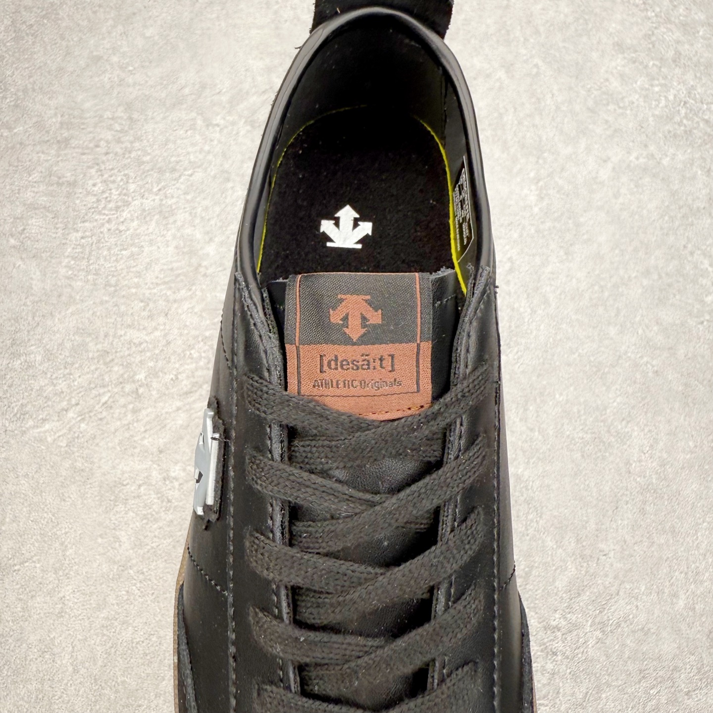 图片[5]-DESCENTE Chron 迪桑特复古拼接 舒适百搭 耐磨低帮生活休闲鞋 是一款集复古与现代于一体的低帮跑步鞋 简洁的牛皮鞋面不仅彰显出时尚的质感 还适用于多种场合的穿搭 这款鞋子的透气性能极佳 轻质弹性鞋底则提供了良好的舒适度和耐磨性 使你在行走或跑步时都能感受到脚底的柔软与支撑 尺码：36 36.5 37.5 38 38.5 39 40 40.5 41 42 42.5 43 44 44.5 45-选品中心