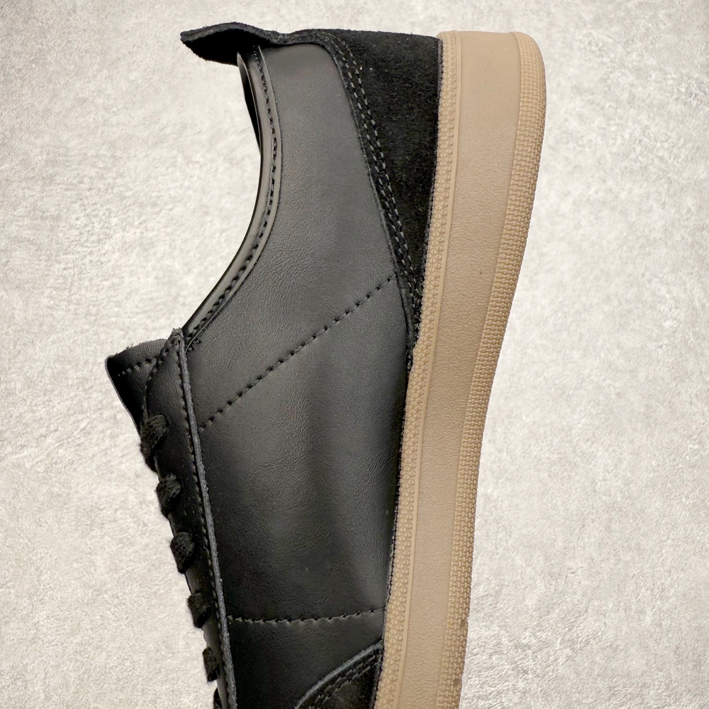 图片[7]-DESCENTE Chron 迪桑特复古拼接 舒适百搭 耐磨低帮生活休闲鞋 是一款集复古与现代于一体的低帮跑步鞋 简洁的牛皮鞋面不仅彰显出时尚的质感 还适用于多种场合的穿搭 这款鞋子的透气性能极佳 轻质弹性鞋底则提供了良好的舒适度和耐磨性 使你在行走或跑步时都能感受到脚底的柔软与支撑 尺码：36 36.5 37.5 38 38.5 39 40 40.5 41 42 42.5 43 44 44.5 45-选品中心