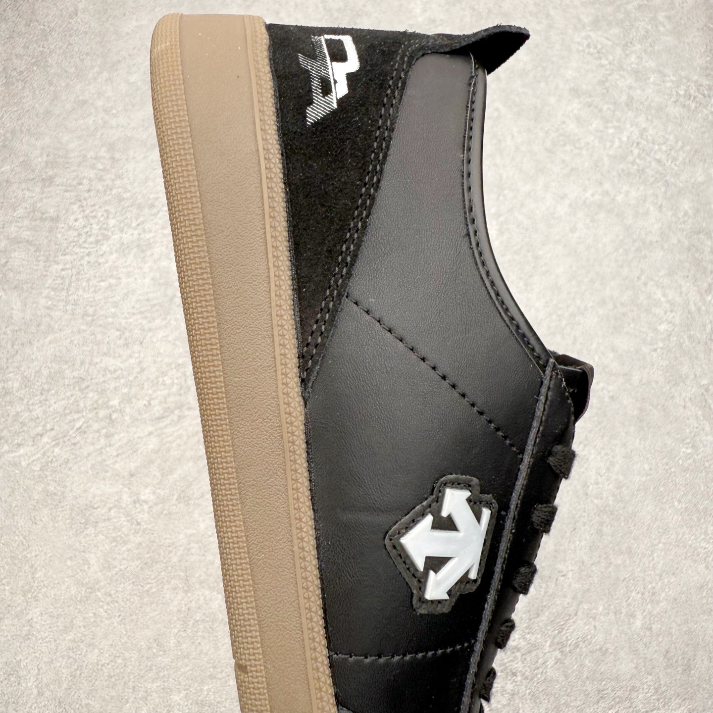 图片[6]-DESCENTE Chron 迪桑特复古拼接 舒适百搭 耐磨低帮生活休闲鞋 是一款集复古与现代于一体的低帮跑步鞋 简洁的牛皮鞋面不仅彰显出时尚的质感 还适用于多种场合的穿搭 这款鞋子的透气性能极佳 轻质弹性鞋底则提供了良好的舒适度和耐磨性 使你在行走或跑步时都能感受到脚底的柔软与支撑 尺码：36 36.5 37.5 38 38.5 39 40 40.5 41 42 42.5 43 44 44.5 45-选品中心