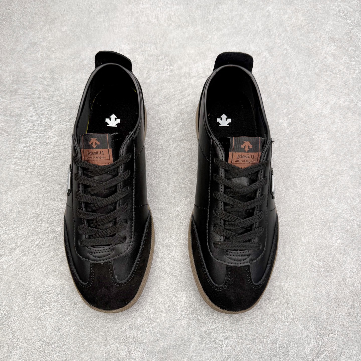 图片[2]-DESCENTE Chron 迪桑特复古拼接 舒适百搭 耐磨低帮生活休闲鞋 是一款集复古与现代于一体的低帮跑步鞋 简洁的牛皮鞋面不仅彰显出时尚的质感 还适用于多种场合的穿搭 这款鞋子的透气性能极佳 轻质弹性鞋底则提供了良好的舒适度和耐磨性 使你在行走或跑步时都能感受到脚底的柔软与支撑 尺码：36 36.5 37.5 38 38.5 39 40 40.5 41 42 42.5 43 44 44.5 45-选品中心