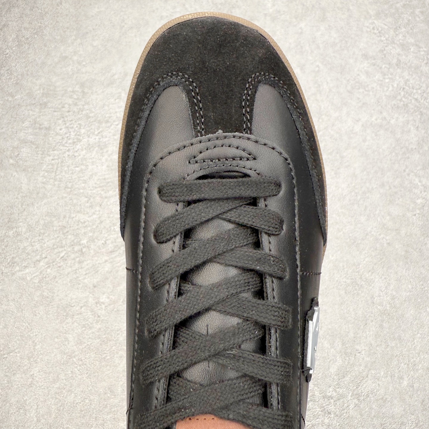 图片[4]-DESCENTE Chron 迪桑特复古拼接 舒适百搭 耐磨低帮生活休闲鞋 是一款集复古与现代于一体的低帮跑步鞋 简洁的牛皮鞋面不仅彰显出时尚的质感 还适用于多种场合的穿搭 这款鞋子的透气性能极佳 轻质弹性鞋底则提供了良好的舒适度和耐磨性 使你在行走或跑步时都能感受到脚底的柔软与支撑 尺码：36 36.5 37.5 38 38.5 39 40 40.5 41 42 42.5 43 44 44.5 45-选品中心