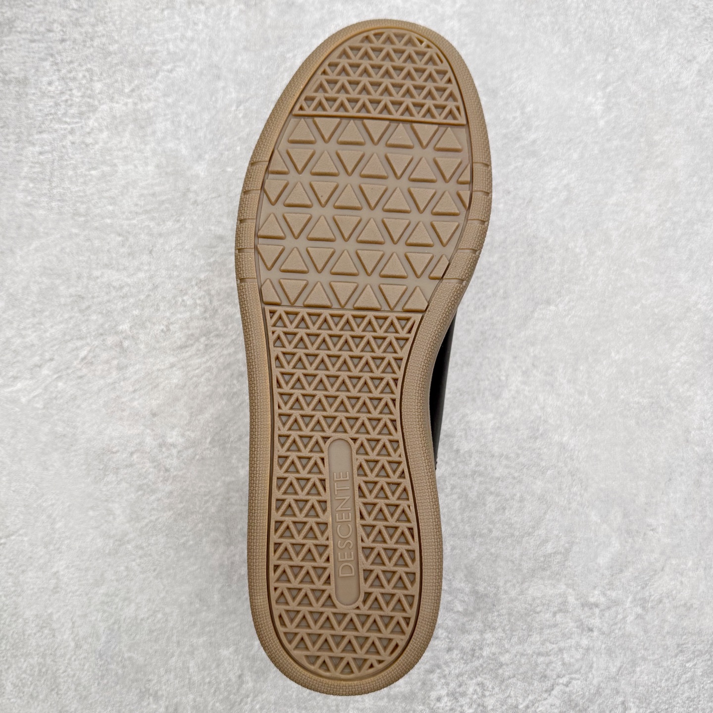 图片[9]-DESCENTE Chron 迪桑特复古拼接 舒适百搭 耐磨低帮生活休闲鞋 是一款集复古与现代于一体的低帮跑步鞋 简洁的牛皮鞋面不仅彰显出时尚的质感 还适用于多种场合的穿搭 这款鞋子的透气性能极佳 轻质弹性鞋底则提供了良好的舒适度和耐磨性 使你在行走或跑步时都能感受到脚底的柔软与支撑 尺码：36 36.5 37.5 38 38.5 39 40 40.5 41 42 42.5 43 44 44.5 45-选品中心