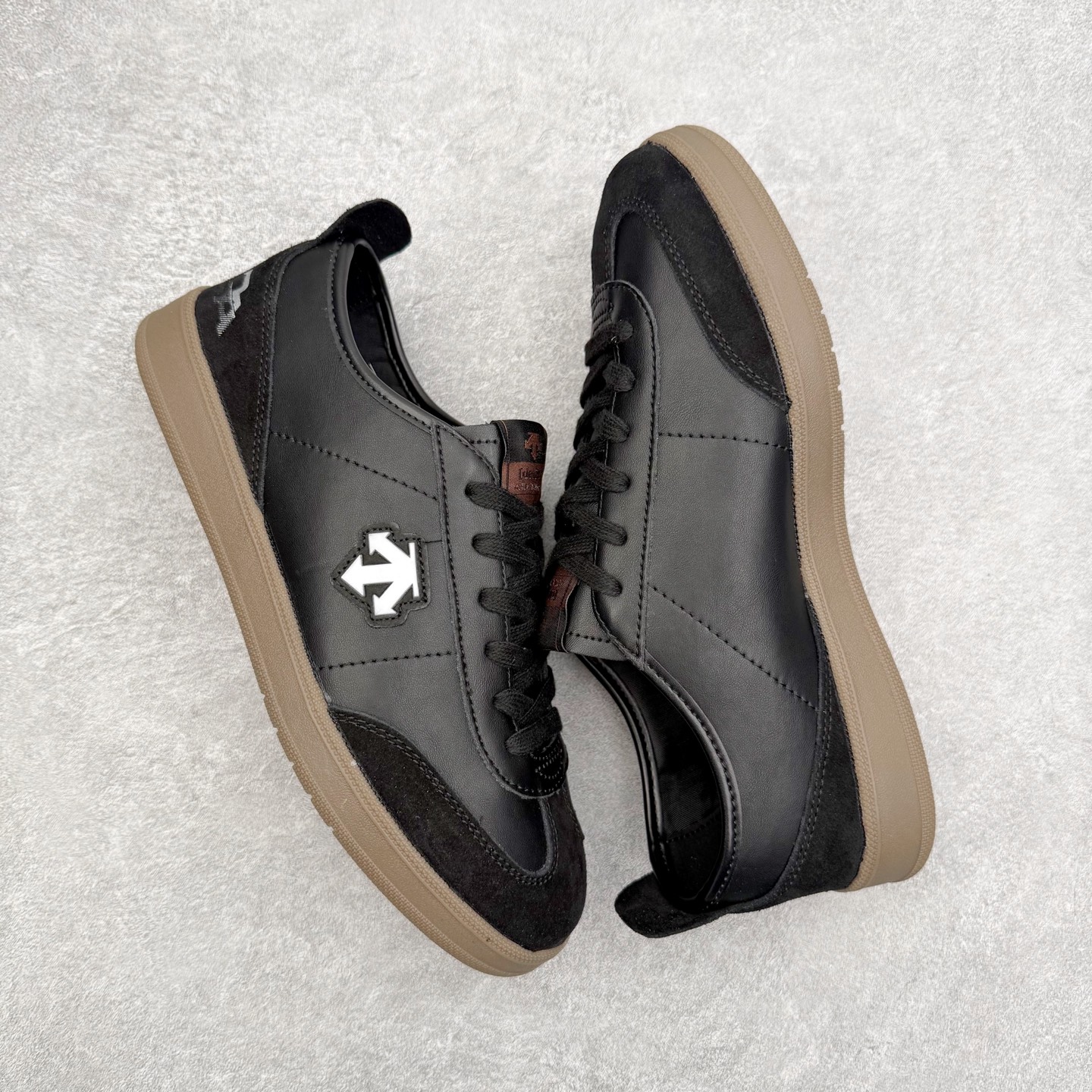 图片[3]-DESCENTE Chron 迪桑特复古拼接 舒适百搭 耐磨低帮生活休闲鞋 是一款集复古与现代于一体的低帮跑步鞋 简洁的牛皮鞋面不仅彰显出时尚的质感 还适用于多种场合的穿搭 这款鞋子的透气性能极佳 轻质弹性鞋底则提供了良好的舒适度和耐磨性 使你在行走或跑步时都能感受到脚底的柔软与支撑 尺码：36 36.5 37.5 38 38.5 39 40 40.5 41 42 42.5 43 44 44.5 45-选品中心