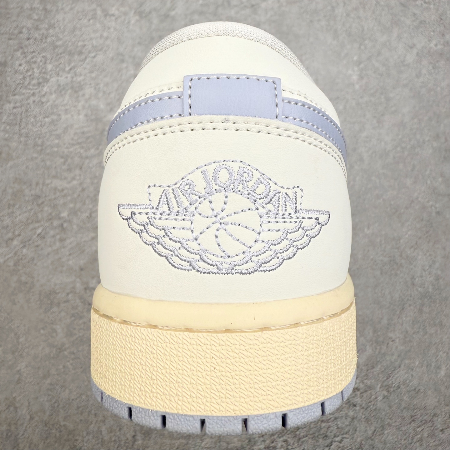 图片[8]-＃K版 Air Jordan AJ1 Low 低帮 DC0774-106 全新流水线出品 DT版本唯一平替选择 市场第二梯队最强版 全部原鞋开发 原楦原纸板开发 全鞋电脑针车 原厂内置全掌气垫 原盒内在原标 唯一Zp原版鞋带绑法 免检产品 全新2022版型 全头层皮料 完美零毛边处理 原厂配置全掌气垫 价格定位良心 几十个配色陆续出货 实拍调校N版已经零色差零失真 百分百还原实物色彩所见即所得 不存在货不对板色差等低级问题 选购参考实物拍摄 不混卖不参货 只用心做好货严格选品 承诺混一赔十 尺码：36 36.5 37.5 38 38.5 39 40 40.5 41 42 42.5 43 44 44.5 45-选品中心