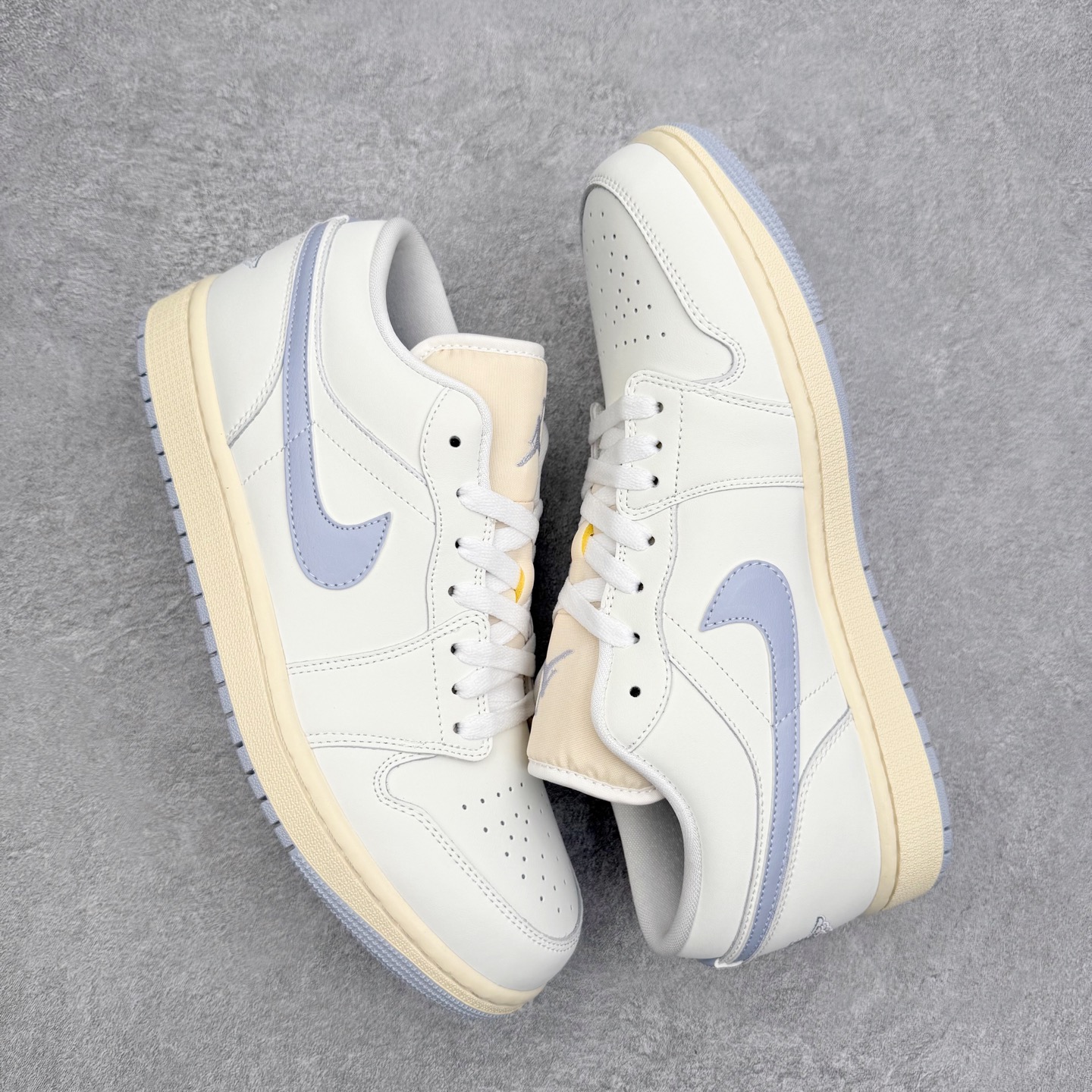 图片[3]-＃K版 Air Jordan AJ1 Low 低帮 DC0774-106 全新流水线出品 DT版本唯一平替选择 市场第二梯队最强版 全部原鞋开发 原楦原纸板开发 全鞋电脑针车 原厂内置全掌气垫 原盒内在原标 唯一Zp原版鞋带绑法 免检产品 全新2022版型 全头层皮料 完美零毛边处理 原厂配置全掌气垫 价格定位良心 几十个配色陆续出货 实拍调校N版已经零色差零失真 百分百还原实物色彩所见即所得 不存在货不对板色差等低级问题 选购参考实物拍摄 不混卖不参货 只用心做好货严格选品 承诺混一赔十 尺码：36 36.5 37.5 38 38.5 39 40 40.5 41 42 42.5 43 44 44.5 45-选品中心