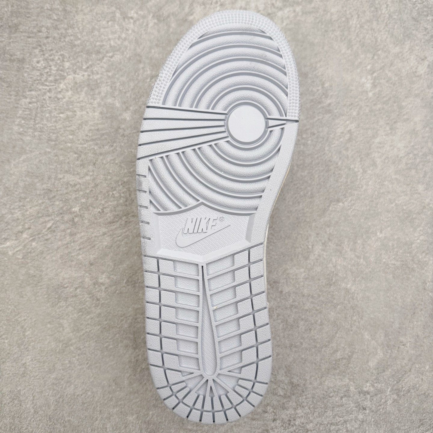 图片[9]-＃K版 Air Jordan AJ1 Low 低帮 DC0774-106 全新流水线出品 DT版本唯一平替选择 市场第二梯队最强版 全部原鞋开发 原楦原纸板开发 全鞋电脑针车 原厂内置全掌气垫 原盒内在原标 唯一Zp原版鞋带绑法 免检产品 全新2022版型 全头层皮料 完美零毛边处理 原厂配置全掌气垫 价格定位良心 几十个配色陆续出货 实拍调校N版已经零色差零失真 百分百还原实物色彩所见即所得 不存在货不对板色差等低级问题 选购参考实物拍摄 不混卖不参货 只用心做好货严格选品 承诺混一赔十 尺码：36 36.5 37.5 38 38.5 39 40 40.5 41 42 42.5 43 44 44.5 45-选品中心