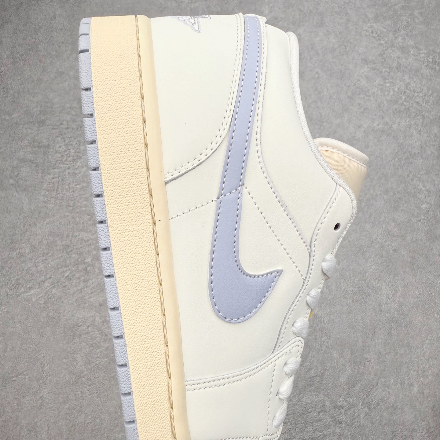 图片[6]-＃K版 Air Jordan AJ1 Low 低帮 DC0774-106 全新流水线出品 DT版本唯一平替选择 市场第二梯队最强版 全部原鞋开发 原楦原纸板开发 全鞋电脑针车 原厂内置全掌气垫 原盒内在原标 唯一Zp原版鞋带绑法 免检产品 全新2022版型 全头层皮料 完美零毛边处理 原厂配置全掌气垫 价格定位良心 几十个配色陆续出货 实拍调校N版已经零色差零失真 百分百还原实物色彩所见即所得 不存在货不对板色差等低级问题 选购参考实物拍摄 不混卖不参货 只用心做好货严格选品 承诺混一赔十 尺码：36 36.5 37.5 38 38.5 39 40 40.5 41 42 42.5 43 44 44.5 45-选品中心