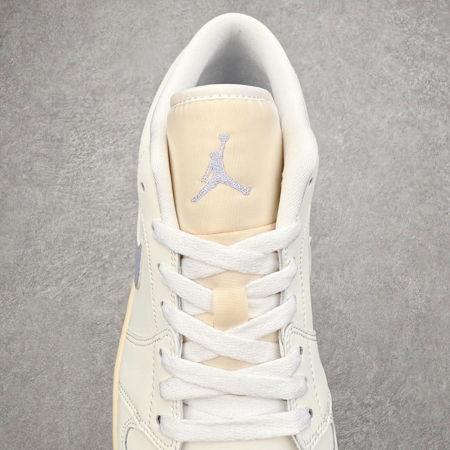 图片[5]-＃K版 Air Jordan AJ1 Low 低帮 DC0774-106 全新流水线出品 DT版本唯一平替选择 市场第二梯队最强版 全部原鞋开发 原楦原纸板开发 全鞋电脑针车 原厂内置全掌气垫 原盒内在原标 唯一Zp原版鞋带绑法 免检产品 全新2022版型 全头层皮料 完美零毛边处理 原厂配置全掌气垫 价格定位良心 几十个配色陆续出货 实拍调校N版已经零色差零失真 百分百还原实物色彩所见即所得 不存在货不对板色差等低级问题 选购参考实物拍摄 不混卖不参货 只用心做好货严格选品 承诺混一赔十 尺码：36 36.5 37.5 38 38.5 39 40 40.5 41 42 42.5 43 44 44.5 45-选品中心