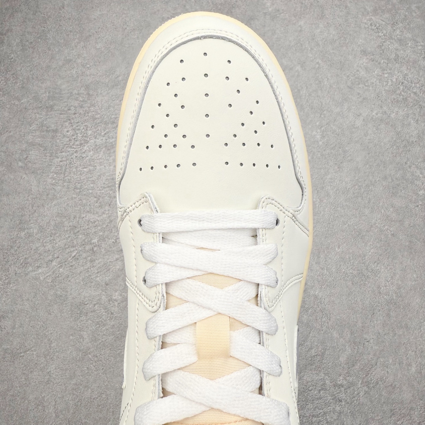 图片[4]-＃K版 Air Jordan AJ1 Low 低帮 DC0774-106 全新流水线出品 DT版本唯一平替选择 市场第二梯队最强版 全部原鞋开发 原楦原纸板开发 全鞋电脑针车 原厂内置全掌气垫 原盒内在原标 唯一Zp原版鞋带绑法 免检产品 全新2022版型 全头层皮料 完美零毛边处理 原厂配置全掌气垫 价格定位良心 几十个配色陆续出货 实拍调校N版已经零色差零失真 百分百还原实物色彩所见即所得 不存在货不对板色差等低级问题 选购参考实物拍摄 不混卖不参货 只用心做好货严格选品 承诺混一赔十 尺码：36 36.5 37.5 38 38.5 39 40 40.5 41 42 42.5 43 44 44.5 45-选品中心