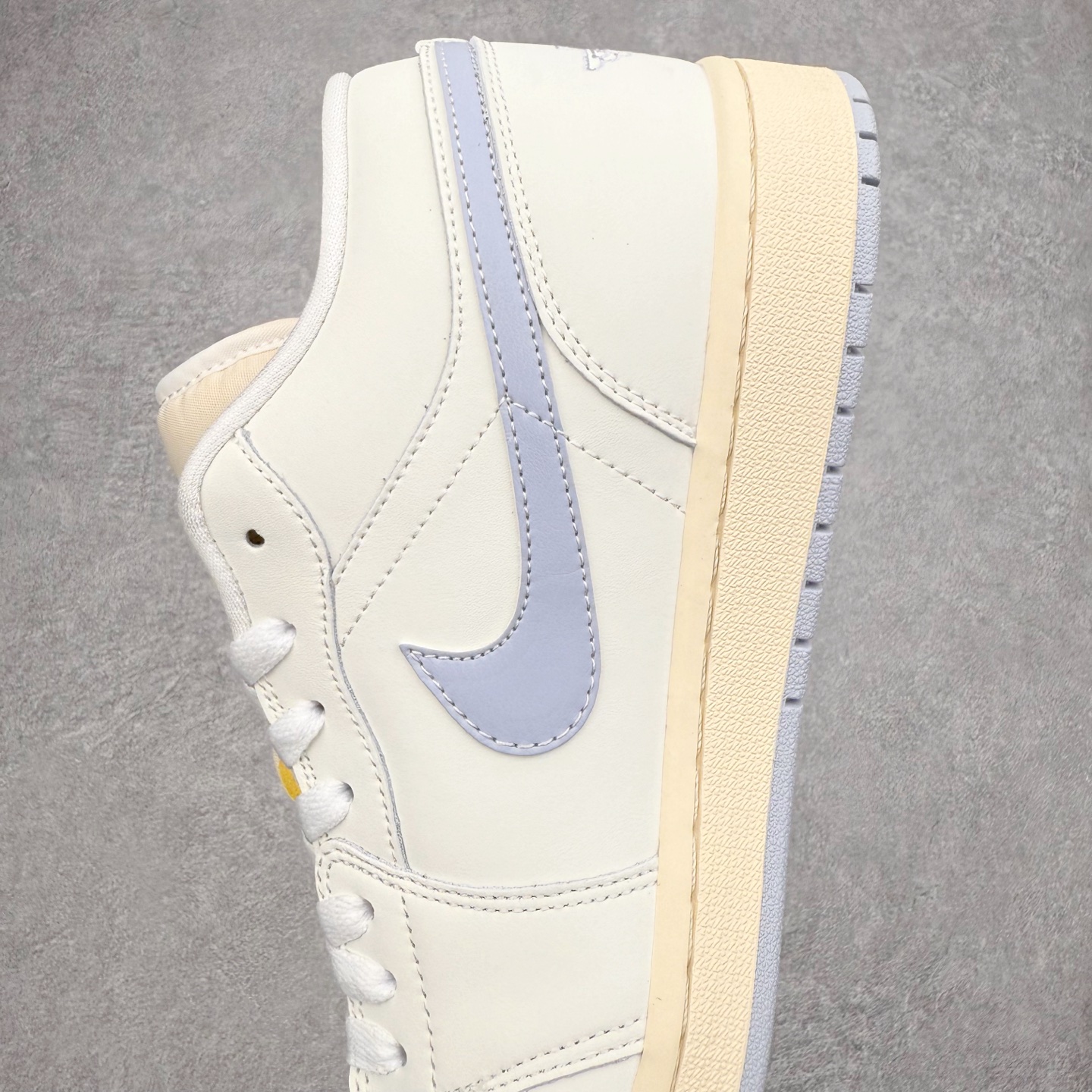 图片[7]-＃K版 Air Jordan AJ1 Low 低帮 DC0774-106 全新流水线出品 DT版本唯一平替选择 市场第二梯队最强版 全部原鞋开发 原楦原纸板开发 全鞋电脑针车 原厂内置全掌气垫 原盒内在原标 唯一Zp原版鞋带绑法 免检产品 全新2022版型 全头层皮料 完美零毛边处理 原厂配置全掌气垫 价格定位良心 几十个配色陆续出货 实拍调校N版已经零色差零失真 百分百还原实物色彩所见即所得 不存在货不对板色差等低级问题 选购参考实物拍摄 不混卖不参货 只用心做好货严格选品 承诺混一赔十 尺码：36 36.5 37.5 38 38.5 39 40 40.5 41 42 42.5 43 44 44.5 45-选品中心