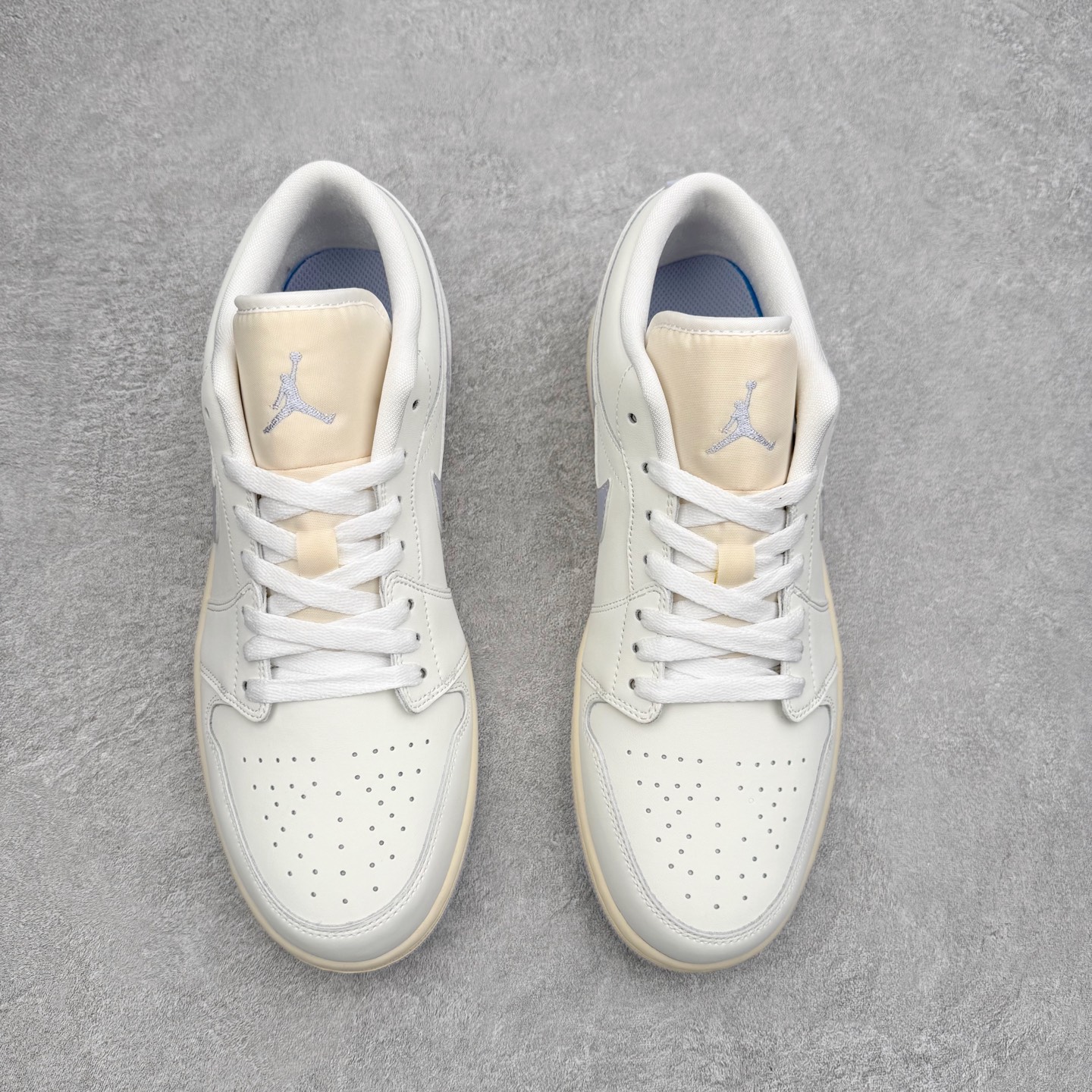 图片[2]-＃K版 Air Jordan AJ1 Low 低帮 DC0774-106 全新流水线出品 DT版本唯一平替选择 市场第二梯队最强版 全部原鞋开发 原楦原纸板开发 全鞋电脑针车 原厂内置全掌气垫 原盒内在原标 唯一Zp原版鞋带绑法 免检产品 全新2022版型 全头层皮料 完美零毛边处理 原厂配置全掌气垫 价格定位良心 几十个配色陆续出货 实拍调校N版已经零色差零失真 百分百还原实物色彩所见即所得 不存在货不对板色差等低级问题 选购参考实物拍摄 不混卖不参货 只用心做好货严格选品 承诺混一赔十 尺码：36 36.5 37.5 38 38.5 39 40 40.5 41 42 42.5 43 44 44.5 45-选品中心