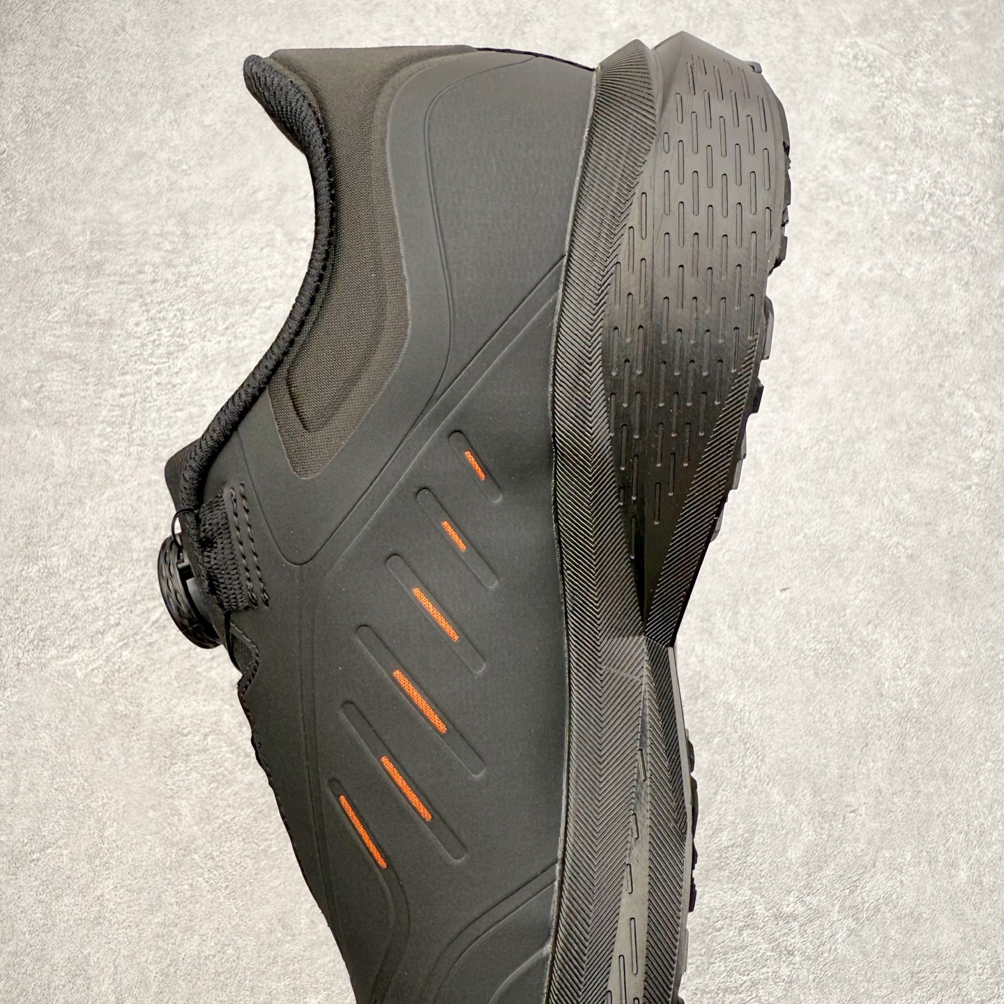 图片[7]-＃HP DESCENTE RUNNING DFLUID 迪桑特流体鞋缓震BOA防水回弹支撑跑步鞋 DESCENTE（迪桑特）创立于1935年，品牌名取自法语词汇，意为“滑降”。品牌箭头标识代表滑雪的三种技术“高速直线滑行”、“穿越”和“侧滑”，也寓意品牌在打造高端专业运动产品中不断追求完美的创新精神，致力于成为中国高端专业滑雪、综训、女子、铁人三项、高尔夫的第一品牌。尺码：39 40 41 42 43 44 45-选品中心