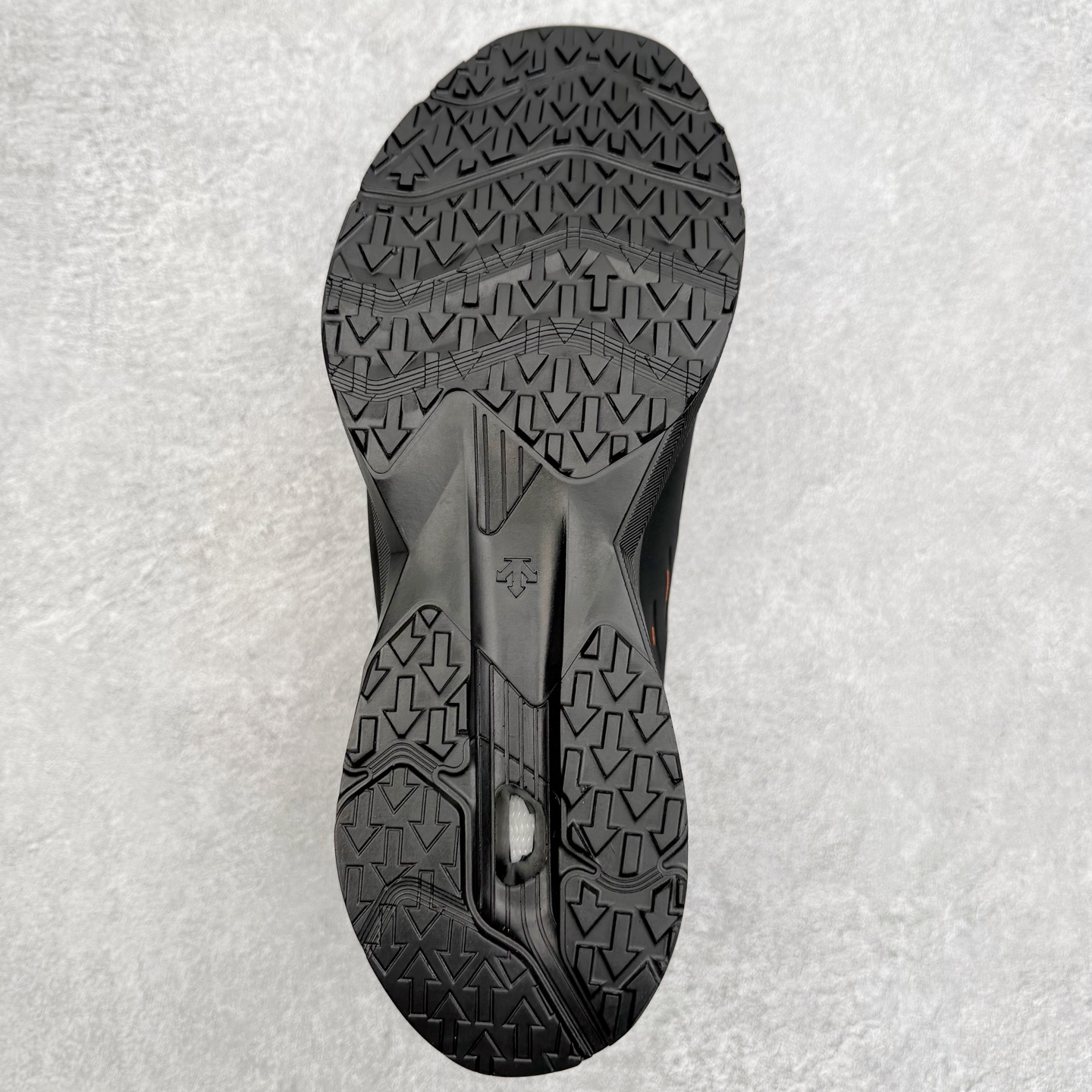 图片[9]-＃HP DESCENTE RUNNING DFLUID 迪桑特流体鞋缓震BOA防水回弹支撑跑步鞋 DESCENTE（迪桑特）创立于1935年，品牌名取自法语词汇，意为“滑降”。品牌箭头标识代表滑雪的三种技术“高速直线滑行”、“穿越”和“侧滑”，也寓意品牌在打造高端专业运动产品中不断追求完美的创新精神，致力于成为中国高端专业滑雪、综训、女子、铁人三项、高尔夫的第一品牌。尺码：39 40 41 42 43 44 45-选品中心