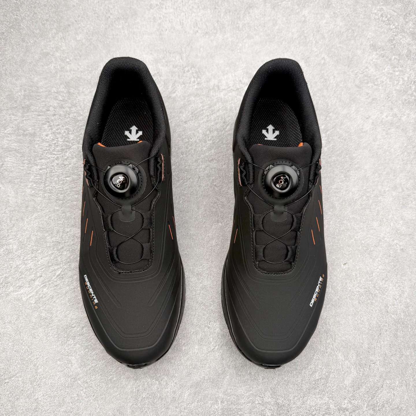 图片[2]-＃HP DESCENTE RUNNING DFLUID 迪桑特流体鞋缓震BOA防水回弹支撑跑步鞋 DESCENTE（迪桑特）创立于1935年，品牌名取自法语词汇，意为“滑降”。品牌箭头标识代表滑雪的三种技术“高速直线滑行”、“穿越”和“侧滑”，也寓意品牌在打造高端专业运动产品中不断追求完美的创新精神，致力于成为中国高端专业滑雪、综训、女子、铁人三项、高尔夫的第一品牌。尺码：39 40 41 42 43 44 45-选品中心