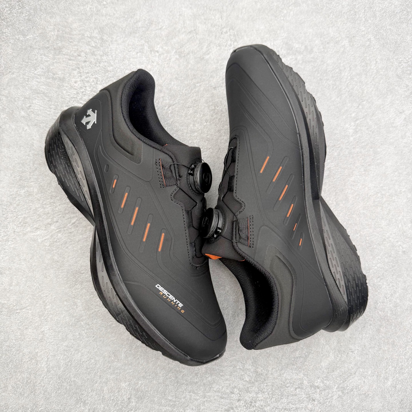 图片[3]-＃HP DESCENTE RUNNING DFLUID 迪桑特流体鞋缓震BOA防水回弹支撑跑步鞋 DESCENTE（迪桑特）创立于1935年，品牌名取自法语词汇，意为“滑降”。品牌箭头标识代表滑雪的三种技术“高速直线滑行”、“穿越”和“侧滑”，也寓意品牌在打造高端专业运动产品中不断追求完美的创新精神，致力于成为中国高端专业滑雪、综训、女子、铁人三项、高尔夫的第一品牌。尺码：39 40 41 42 43 44 45-选品中心