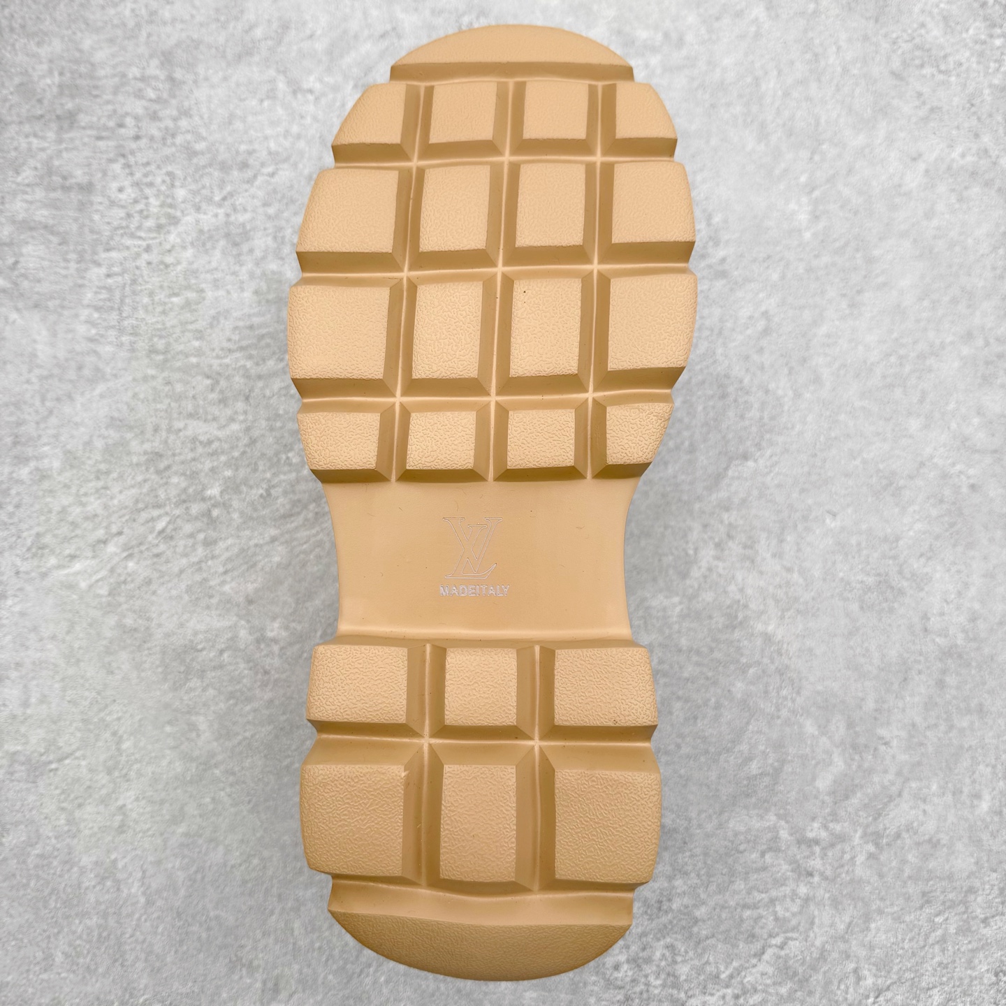 图片[9]-Louis Vuitton 路易威登 LV秋冬新款轻底休闲大黄靴 #代购专供品质 高弹Modern 外置防滑橡塑发泡超轻大底 系带设计 穿脱十分方便 采用TPU模压定型真皮鞋面材质#EVA轻翼科技外底具有防滑,耐磨和良好的弹性 Pharrell Williams充分发挥了作为Louis Vuitton创意总监的角色 这款鞋重新定义了 6英寸大黄靴的经典设计 致敬1996年Grandmaster Flash经典黄靴造型 原厂五金鞋带扣 工艺全新升级 中山大厂代工 原单进口皮料 独立私模大底，正确logo， 原装一致头层磨砂皮 搭配经典老花领口 全新原厂包装鞋盒 市场独家供应 尺码：39-43（皮鞋码）-选品中心