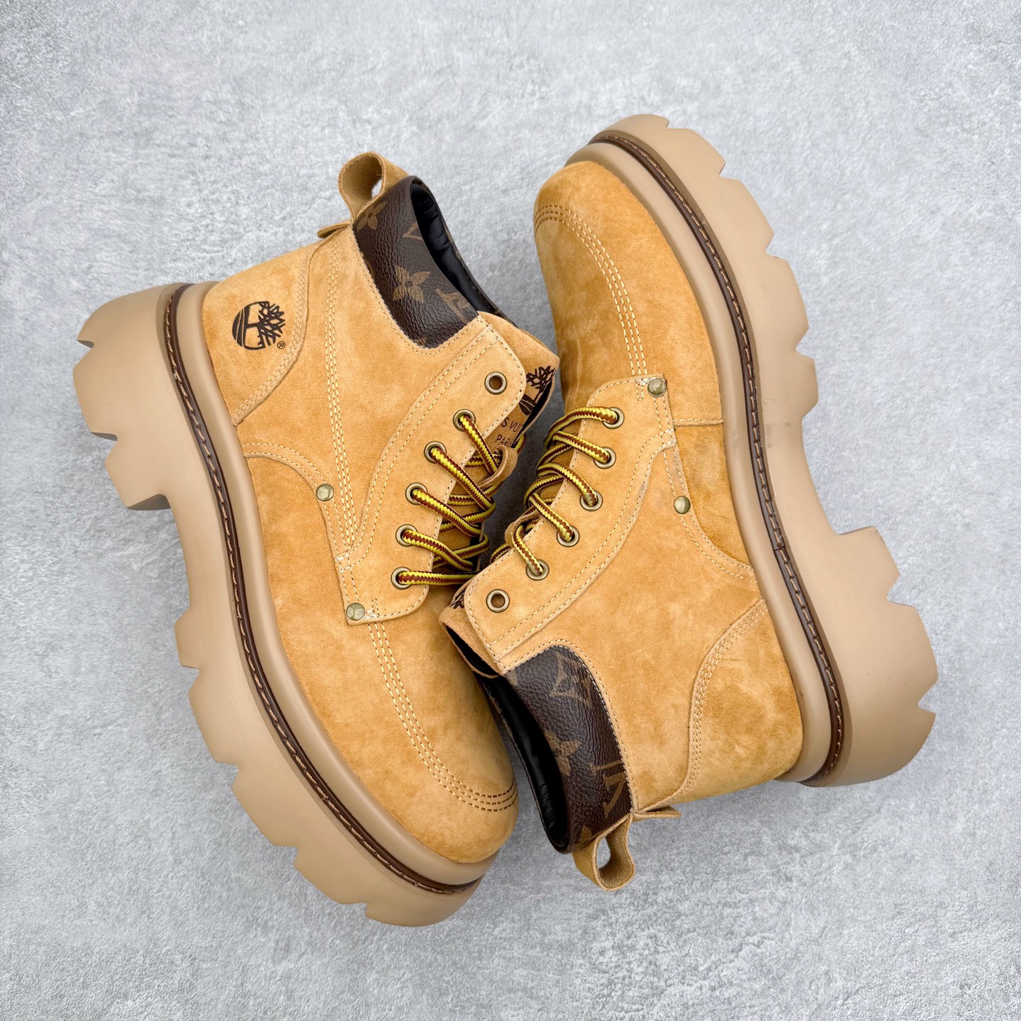 图片[3]-Louis Vuitton 路易威登 LV秋冬新款轻底休闲大黄靴 #代购专供品质 高弹Modern 外置防滑橡塑发泡超轻大底 系带设计 穿脱十分方便 采用TPU模压定型真皮鞋面材质#EVA轻翼科技外底具有防滑,耐磨和良好的弹性 Pharrell Williams充分发挥了作为Louis Vuitton创意总监的角色 这款鞋重新定义了 6英寸大黄靴的经典设计 致敬1996年Grandmaster Flash经典黄靴造型 原厂五金鞋带扣 工艺全新升级 中山大厂代工 原单进口皮料 独立私模大底，正确logo， 原装一致头层磨砂皮 搭配经典老花领口 全新原厂包装鞋盒 市场独家供应 尺码：39-43（皮鞋码）-选品中心