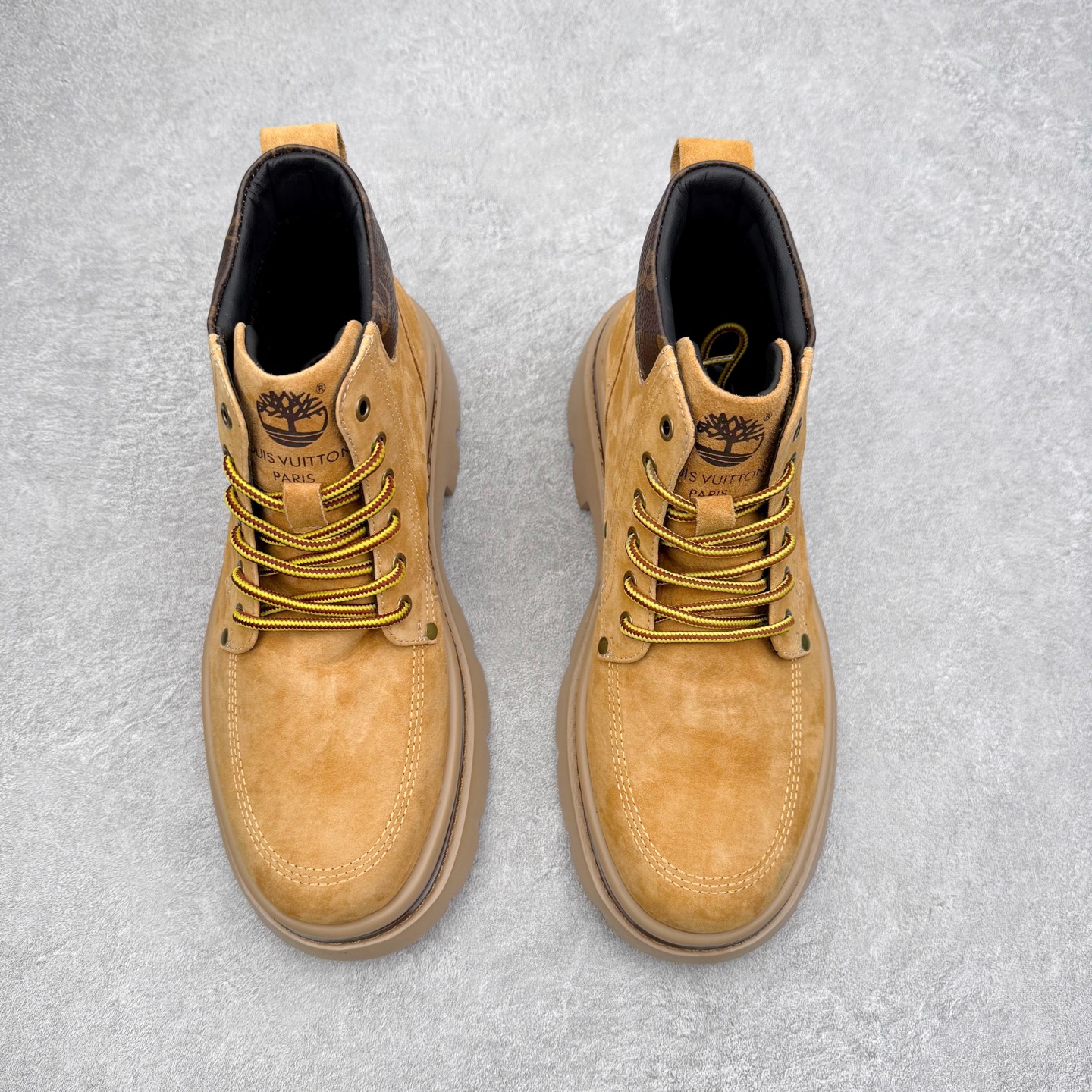 图片[2]-Louis Vuitton 路易威登 LV秋冬新款轻底休闲大黄靴 #代购专供品质 高弹Modern 外置防滑橡塑发泡超轻大底 系带设计 穿脱十分方便 采用TPU模压定型真皮鞋面材质#EVA轻翼科技外底具有防滑,耐磨和良好的弹性 Pharrell Williams充分发挥了作为Louis Vuitton创意总监的角色 这款鞋重新定义了 6英寸大黄靴的经典设计 致敬1996年Grandmaster Flash经典黄靴造型 原厂五金鞋带扣 工艺全新升级 中山大厂代工 原单进口皮料 独立私模大底，正确logo， 原装一致头层磨砂皮 搭配经典老花领口 全新原厂包装鞋盒 市场独家供应 尺码：39-43（皮鞋码）-选品中心