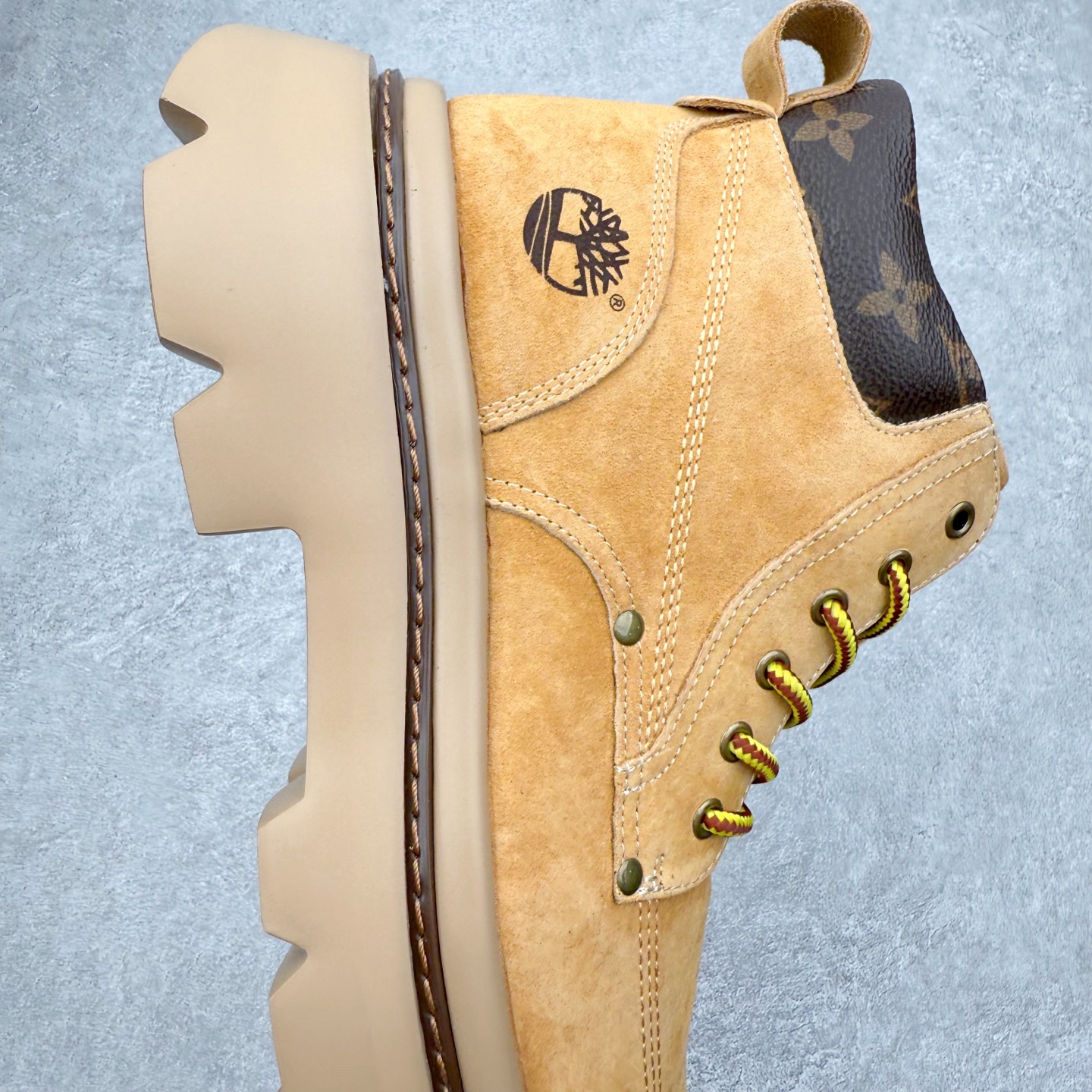 图片[6]-Louis Vuitton 路易威登 LV秋冬新款轻底休闲大黄靴 #代购专供品质 高弹Modern 外置防滑橡塑发泡超轻大底 系带设计 穿脱十分方便 采用TPU模压定型真皮鞋面材质#EVA轻翼科技外底具有防滑,耐磨和良好的弹性 Pharrell Williams充分发挥了作为Louis Vuitton创意总监的角色 这款鞋重新定义了 6英寸大黄靴的经典设计 致敬1996年Grandmaster Flash经典黄靴造型 原厂五金鞋带扣 工艺全新升级 中山大厂代工 原单进口皮料 独立私模大底，正确logo， 原装一致头层磨砂皮 搭配经典老花领口 全新原厂包装鞋盒 市场独家供应 尺码：39-43（皮鞋码）-选品中心