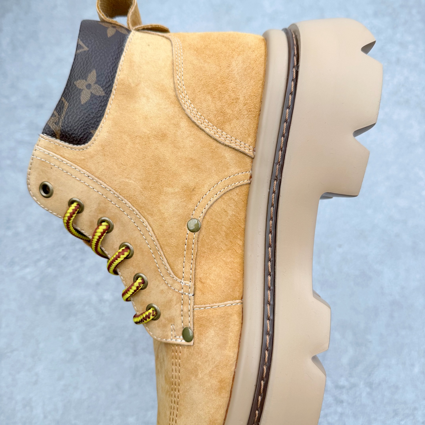 图片[7]-Louis Vuitton 路易威登 LV秋冬新款轻底休闲大黄靴 #代购专供品质 高弹Modern 外置防滑橡塑发泡超轻大底 系带设计 穿脱十分方便 采用TPU模压定型真皮鞋面材质#EVA轻翼科技外底具有防滑,耐磨和良好的弹性 Pharrell Williams充分发挥了作为Louis Vuitton创意总监的角色 这款鞋重新定义了 6英寸大黄靴的经典设计 致敬1996年Grandmaster Flash经典黄靴造型 原厂五金鞋带扣 工艺全新升级 中山大厂代工 原单进口皮料 独立私模大底，正确logo， 原装一致头层磨砂皮 搭配经典老花领口 全新原厂包装鞋盒 市场独家供应 尺码：39-43（皮鞋码）-选品中心