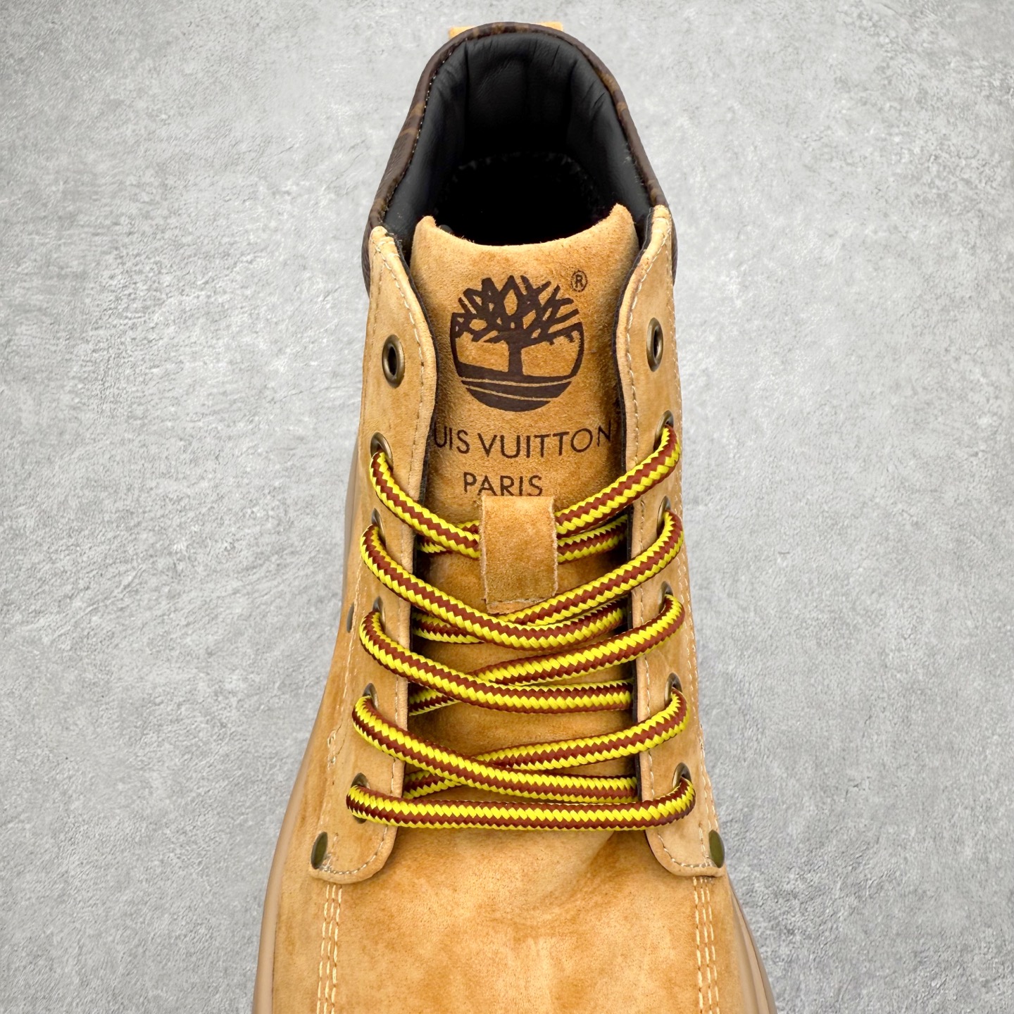 图片[5]-Louis Vuitton 路易威登 LV秋冬新款轻底休闲大黄靴 #代购专供品质 高弹Modern 外置防滑橡塑发泡超轻大底 系带设计 穿脱十分方便 采用TPU模压定型真皮鞋面材质#EVA轻翼科技外底具有防滑,耐磨和良好的弹性 Pharrell Williams充分发挥了作为Louis Vuitton创意总监的角色 这款鞋重新定义了 6英寸大黄靴的经典设计 致敬1996年Grandmaster Flash经典黄靴造型 原厂五金鞋带扣 工艺全新升级 中山大厂代工 原单进口皮料 独立私模大底，正确logo， 原装一致头层磨砂皮 搭配经典老花领口 全新原厂包装鞋盒 市场独家供应 尺码：39-43（皮鞋码）-选品中心